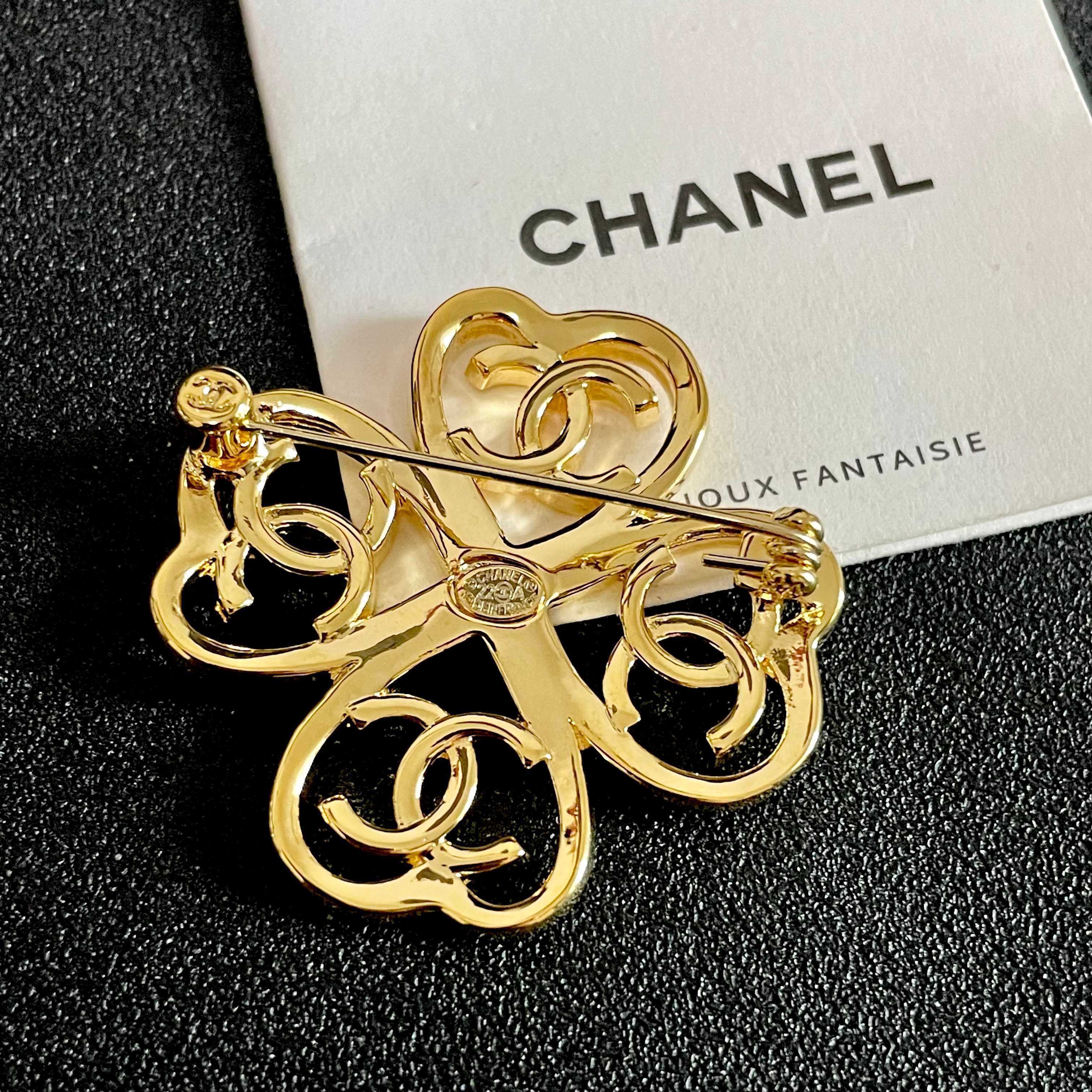 CHANEL 26S DOUBLE C LOGO HEART CLOVER BROOCH IN GOLD METAL 629910