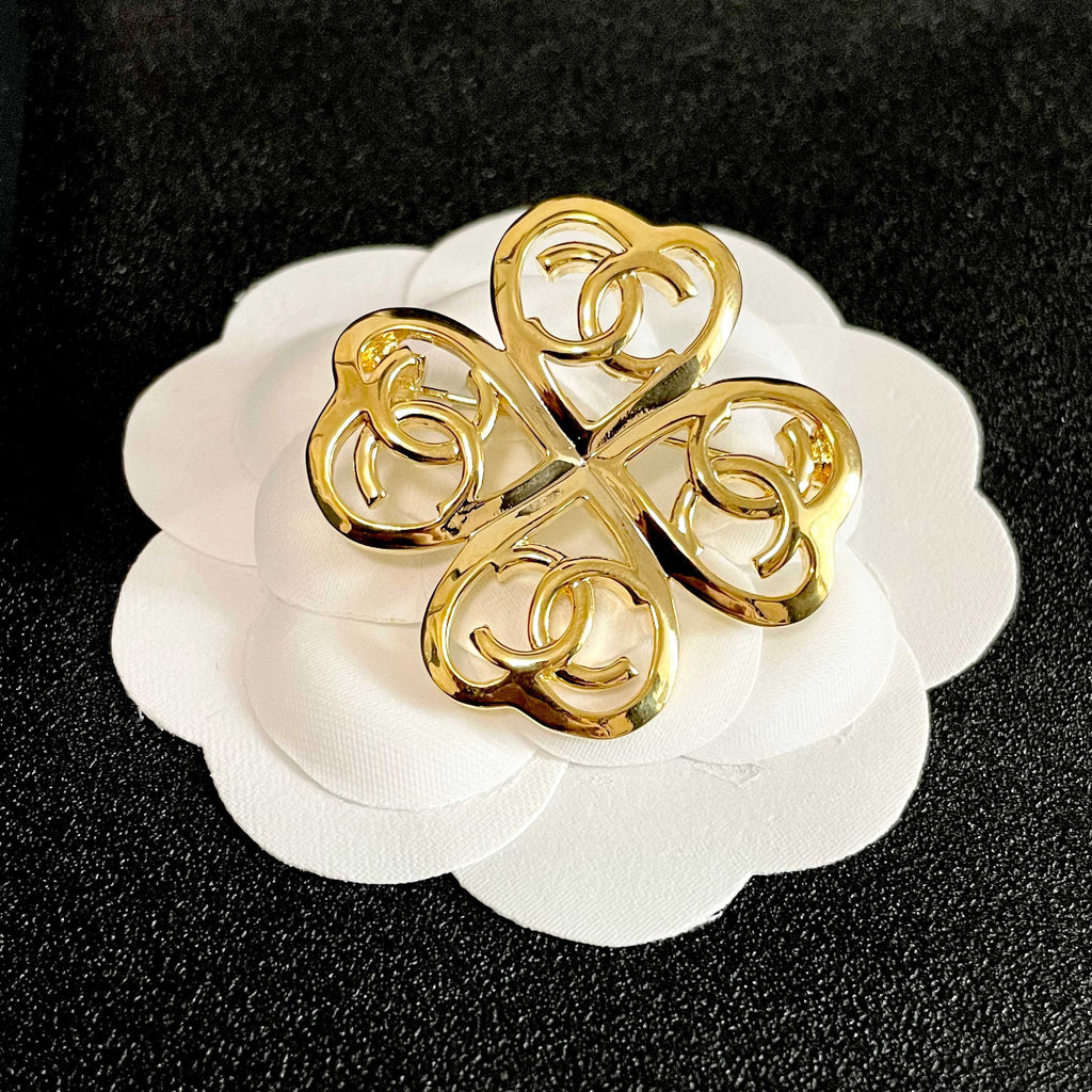 CHANEL 26S DOUBLE C LOGO HEART CLOVER BROOCH IN GOLD METAL 629910