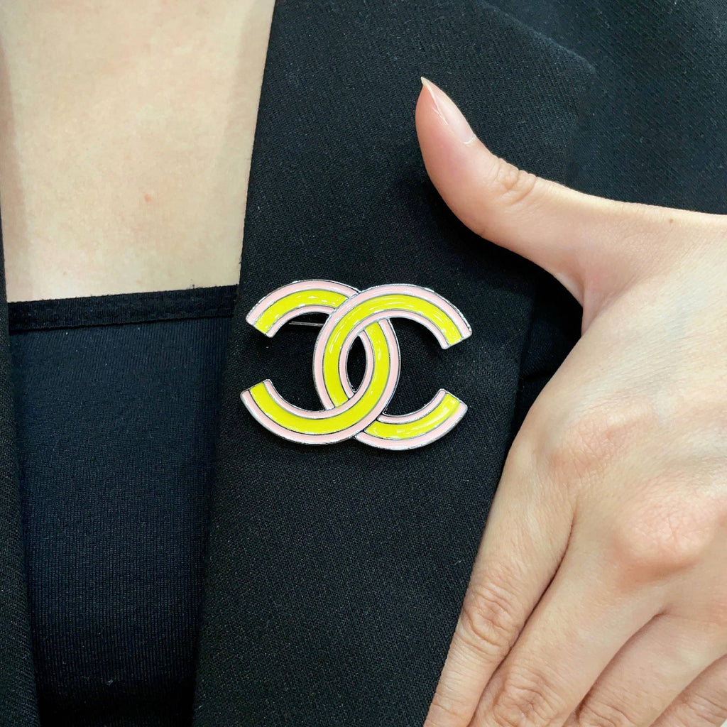 CHANEL 26S CHANEL DOUBLE C LOGO YELLOW & PINK ENAMEL BROOCH IN SILVER METAL 629912
