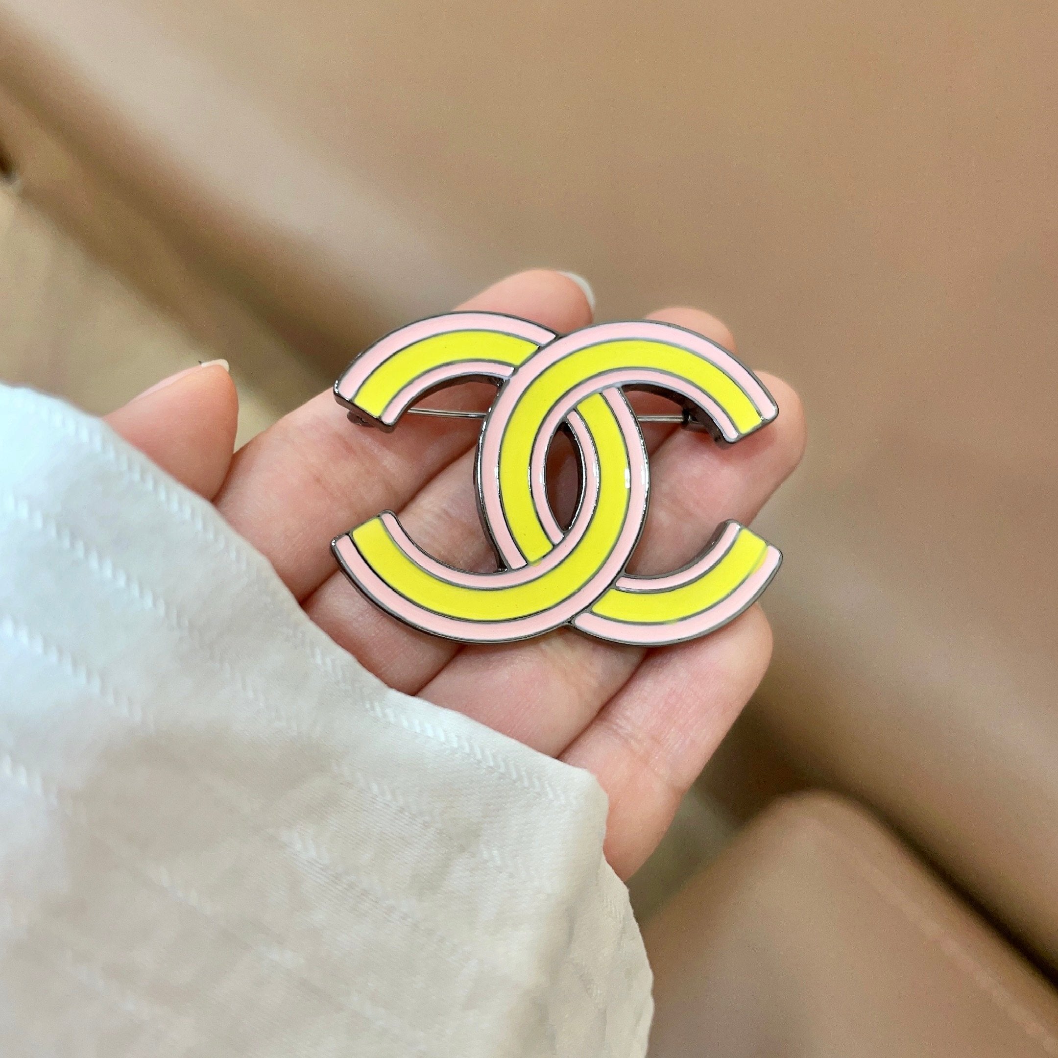 CHANEL 26S CHANEL DOUBLE C LOGO YELLOW & PINK ENAMEL BROOCH IN SILVER METAL 629912