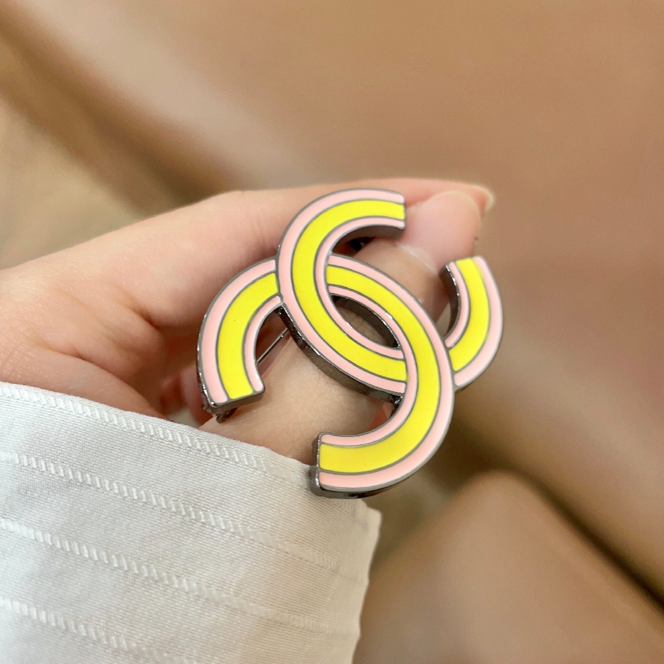 CHANEL 26S CHANEL DOUBLE C LOGO YELLOW & PINK ENAMEL BROOCH IN SILVER METAL 629912