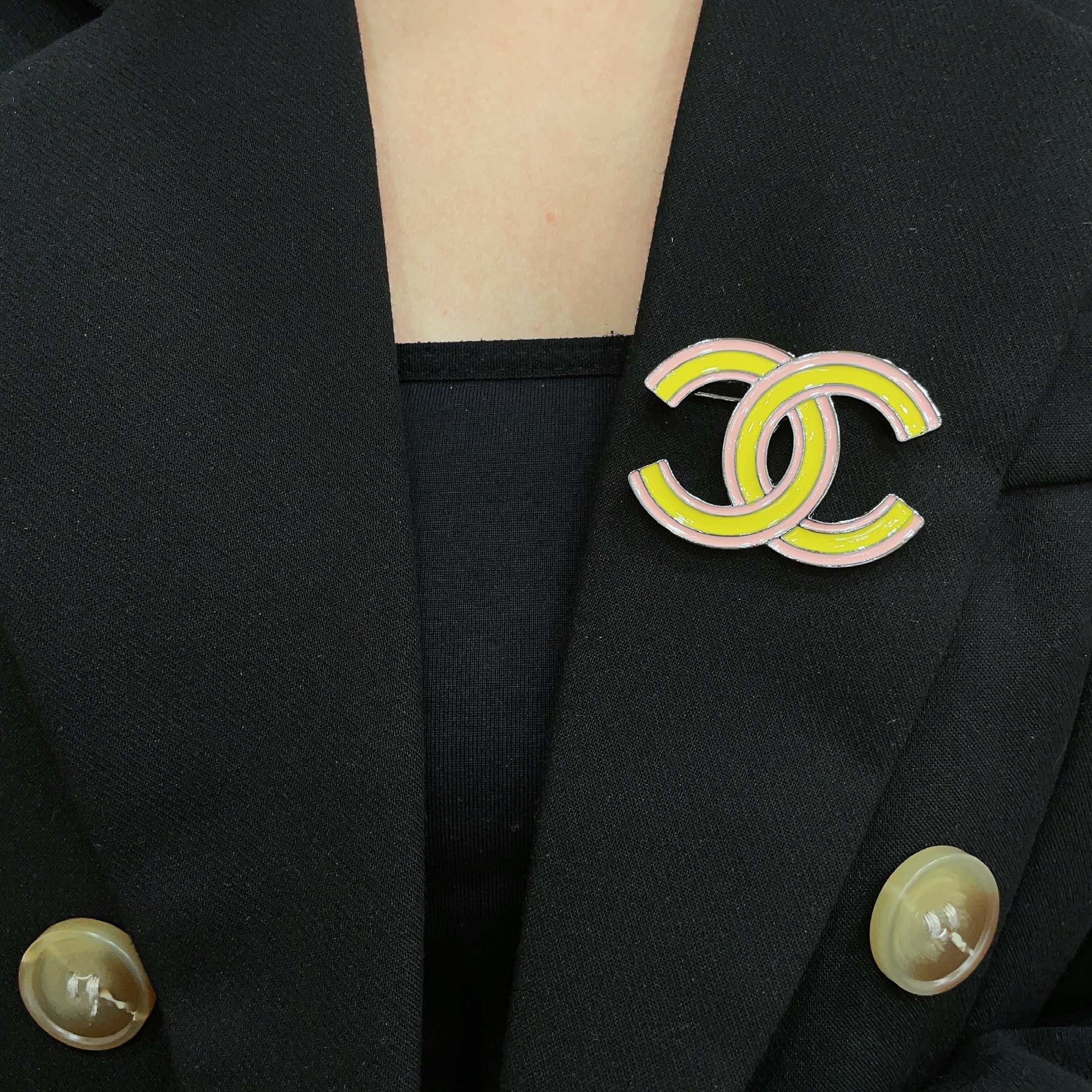 CHANEL 26S CHANEL DOUBLE C LOGO YELLOW & PINK ENAMEL BROOCH IN SILVER METAL 629912