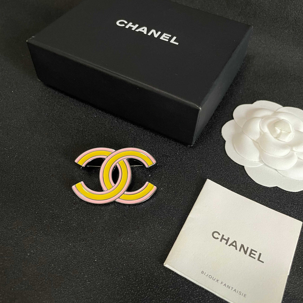 CHANEL 26S CHANEL DOUBLE C LOGO YELLOW & PINK ENAMEL BROOCH IN SILVER METAL 629912