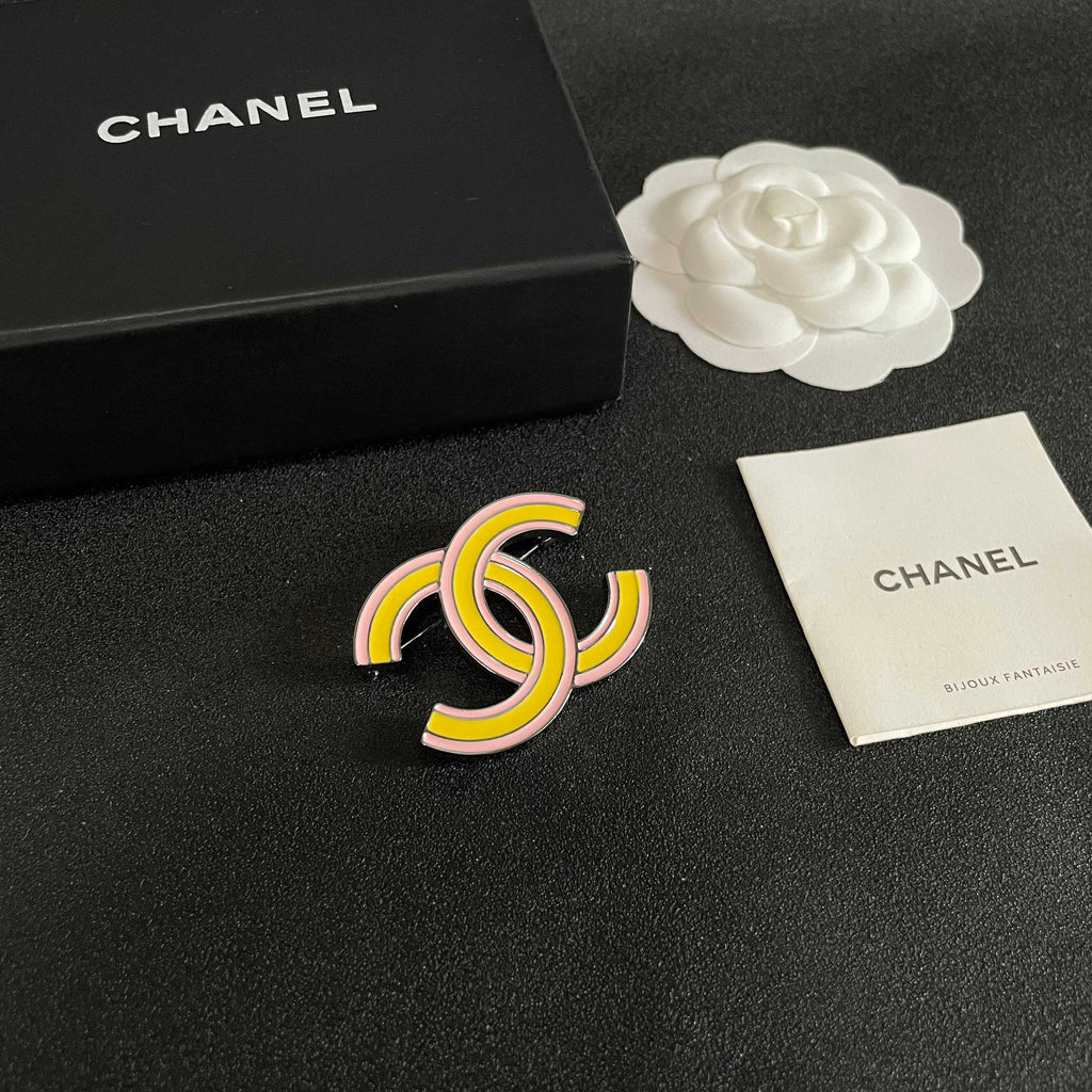 CHANEL 26S CHANEL DOUBLE C LOGO YELLOW & PINK ENAMEL BROOCH IN SILVER METAL 629912