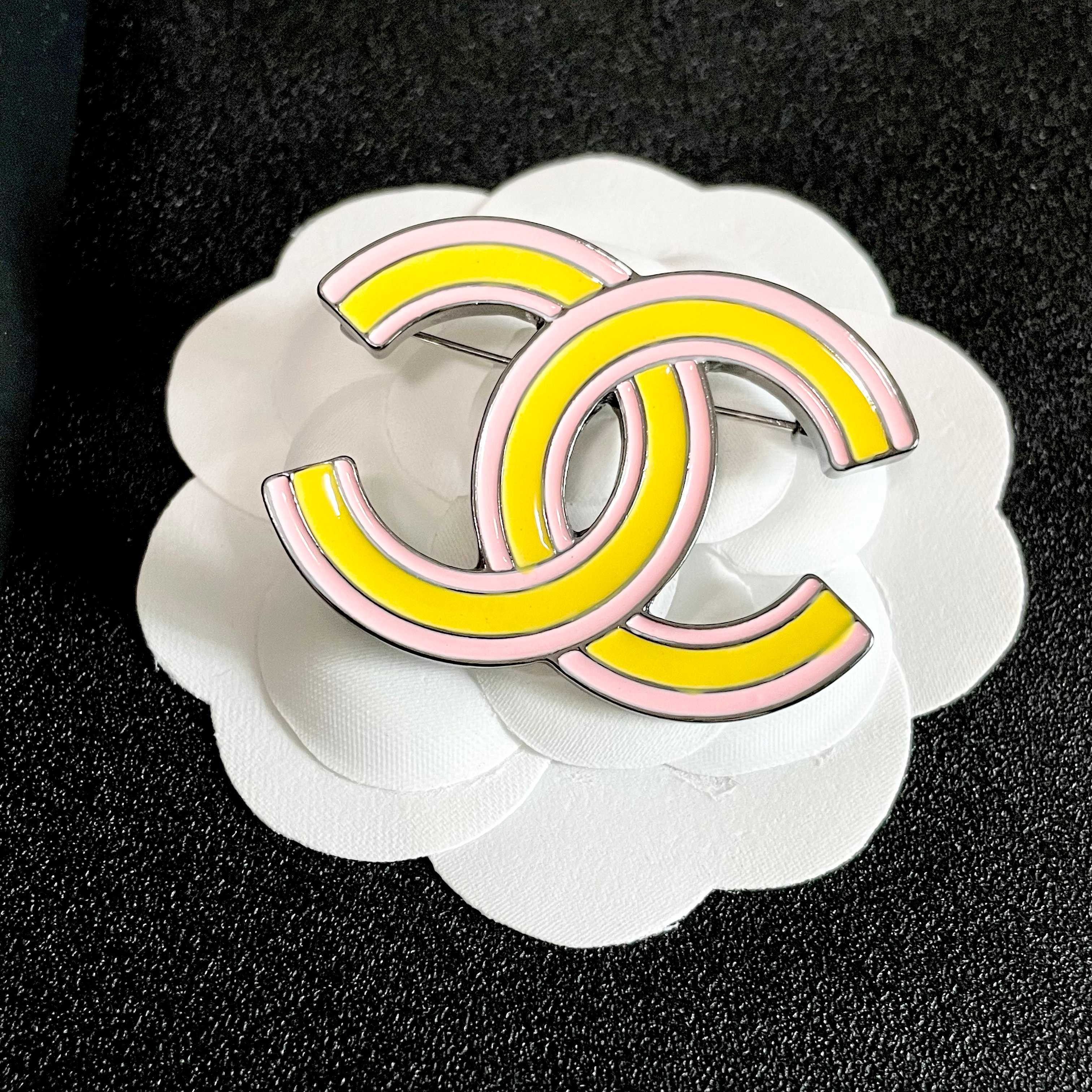 CHANEL 26S CHANEL DOUBLE C LOGO YELLOW & PINK ENAMEL BROOCH IN SILVER METAL 629912