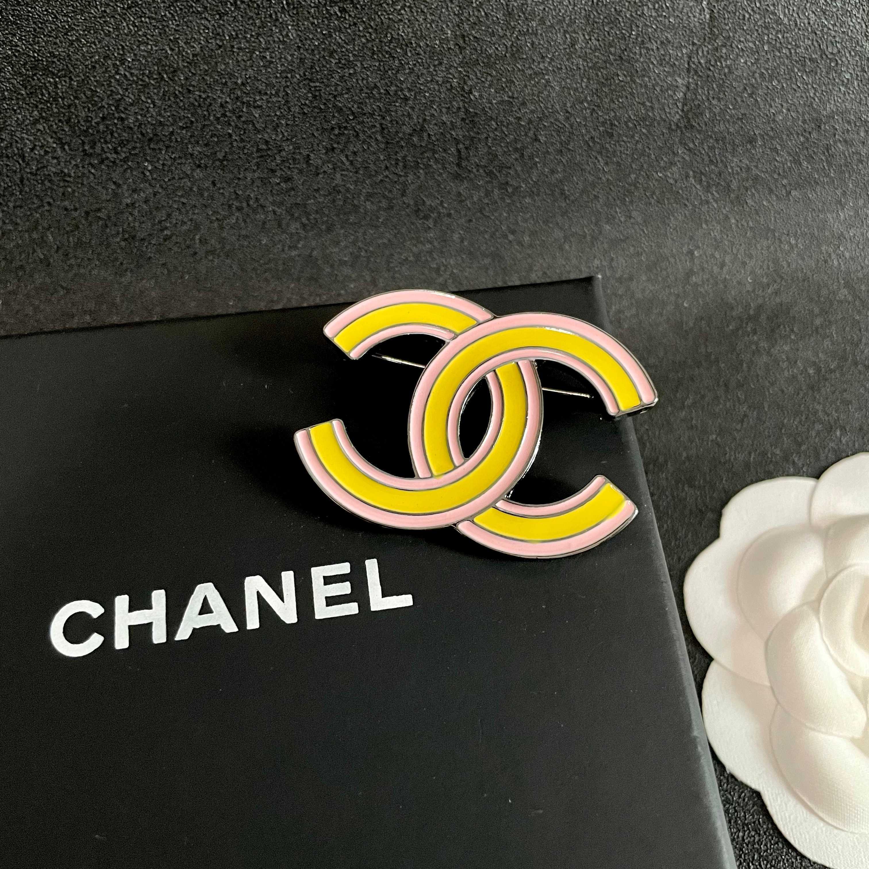 CHANEL 26S CHANEL DOUBLE C LOGO YELLOW & PINK ENAMEL BROOCH IN SILVER METAL 629912