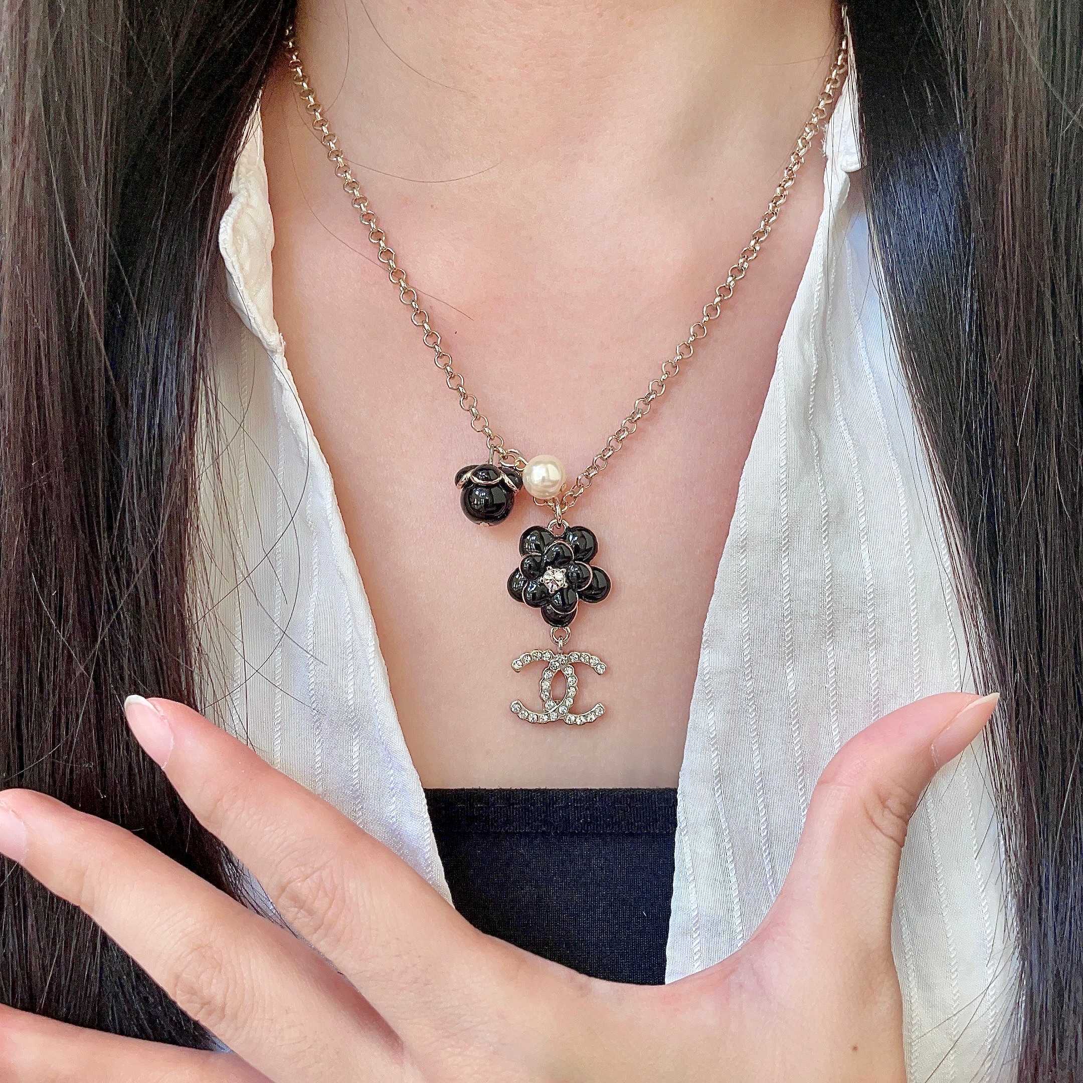 CHANEL 26S DOUBLE C LOGO BLACK FLOWER & PEARL CHARM PENDANT NECKLACE WITH CRYSTAL DETAIL IN GOLD METAL 631012