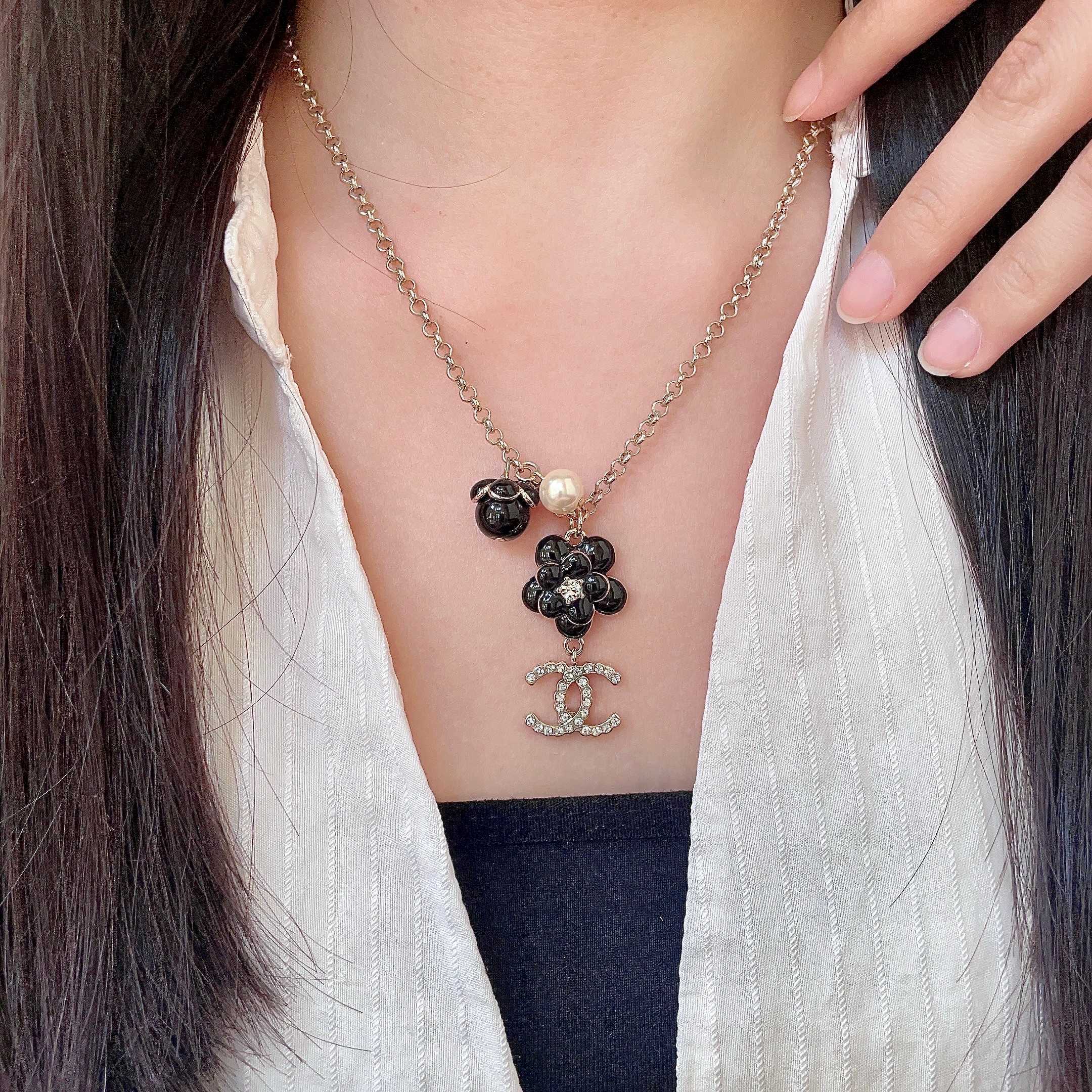 CHANEL 26S DOUBLE C LOGO BLACK FLOWER & PEARL CHARM PENDANT NECKLACE WITH CRYSTAL DETAIL IN GOLD METAL 631012