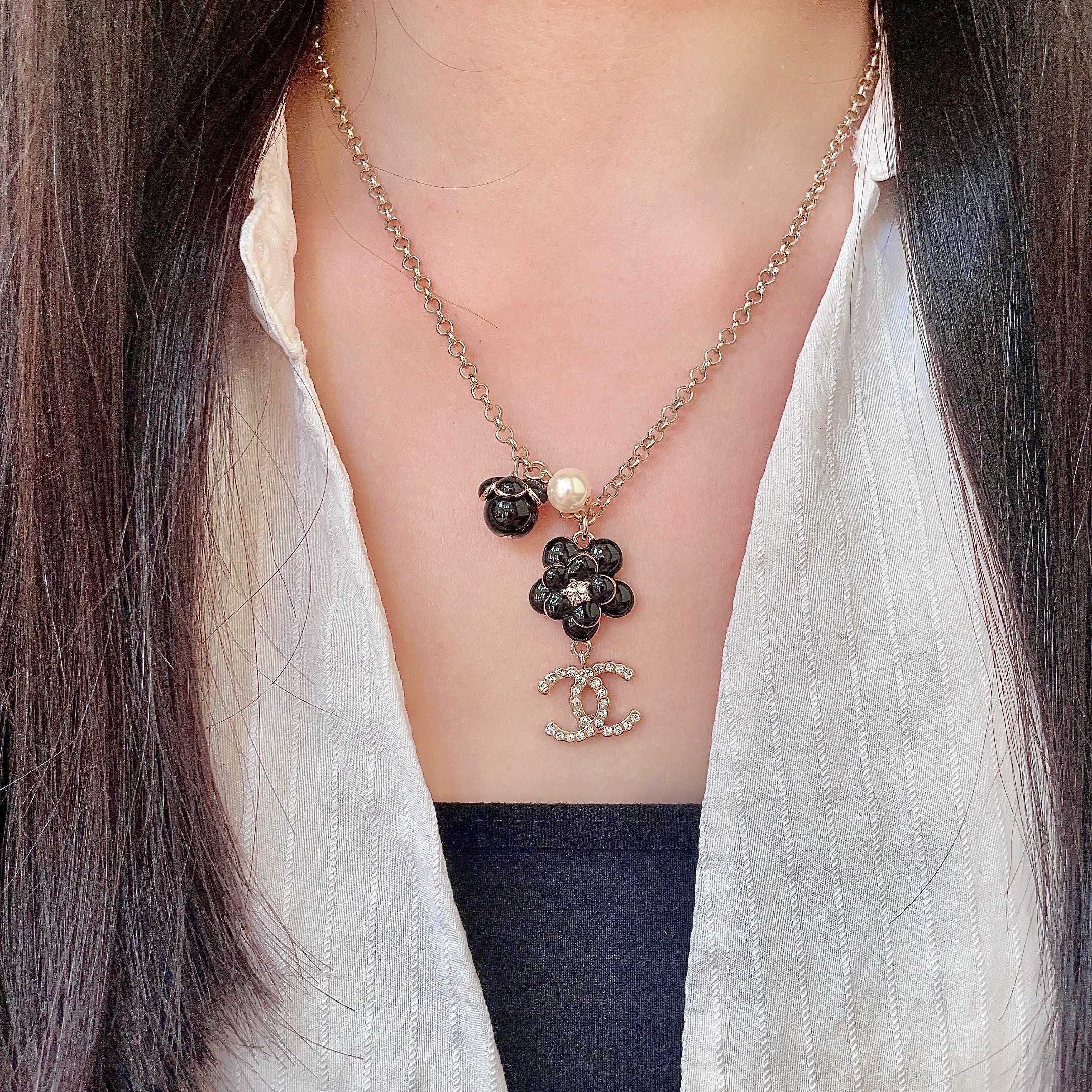 CHANEL 26S DOUBLE C LOGO BLACK FLOWER & PEARL CHARM PENDANT NECKLACE WITH CRYSTAL DETAIL IN GOLD METAL 631012