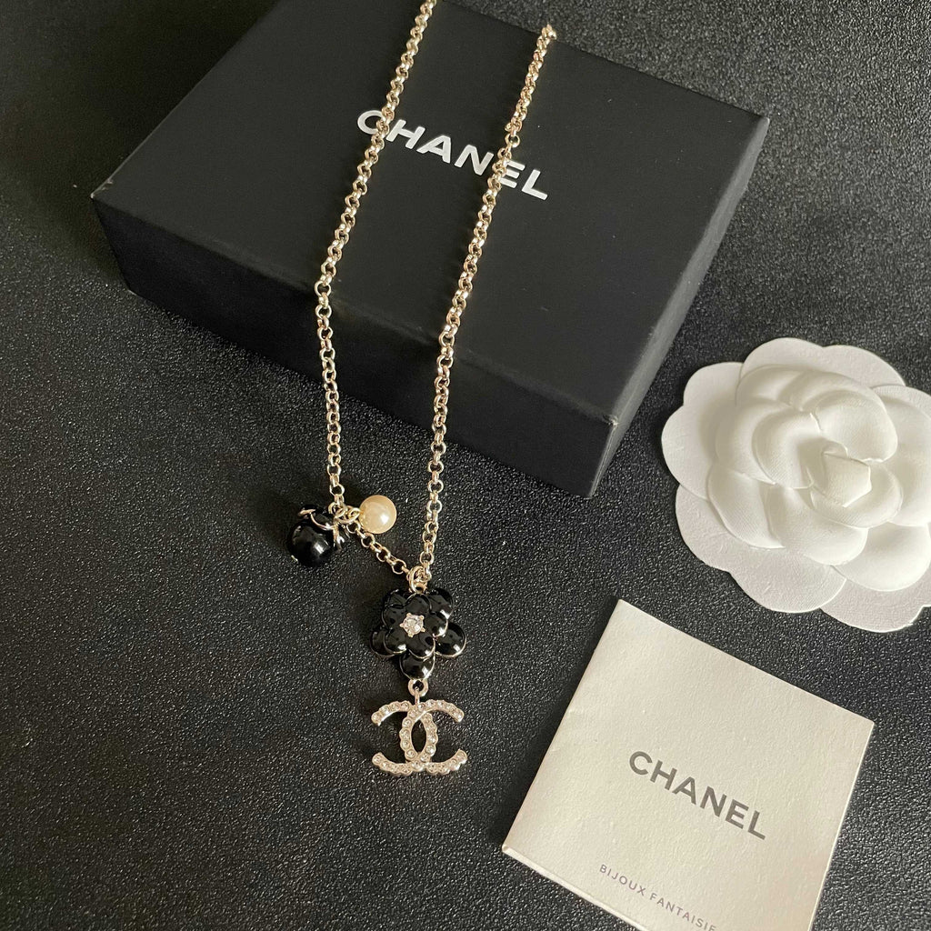 CHANEL 26S DOUBLE C LOGO BLACK FLOWER & PEARL CHARM PENDANT NECKLACE WITH CRYSTAL DETAIL IN GOLD METAL 631012