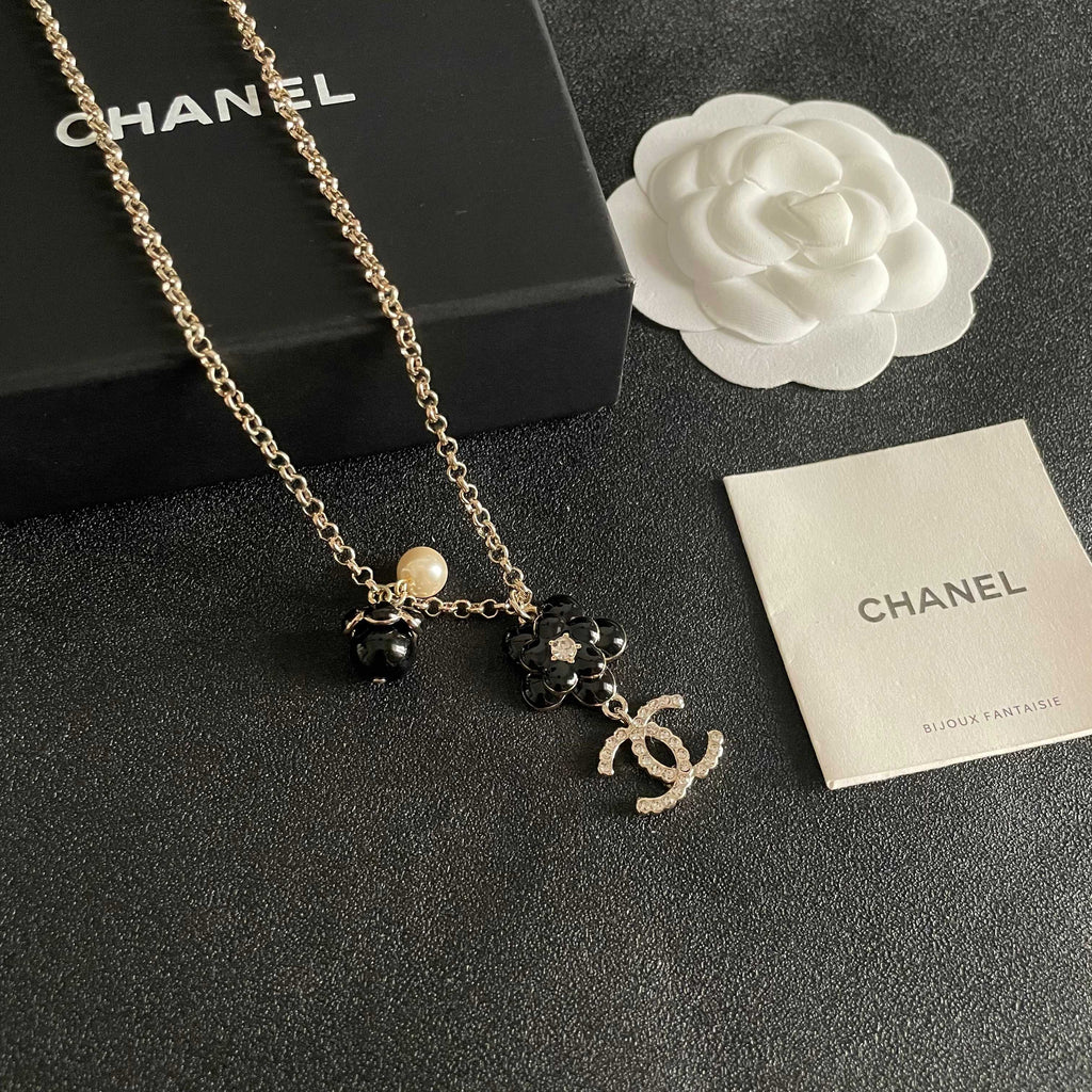 CHANEL 26S DOUBLE C LOGO BLACK FLOWER & PEARL CHARM PENDANT NECKLACE WITH CRYSTAL DETAIL IN GOLD METAL 631012