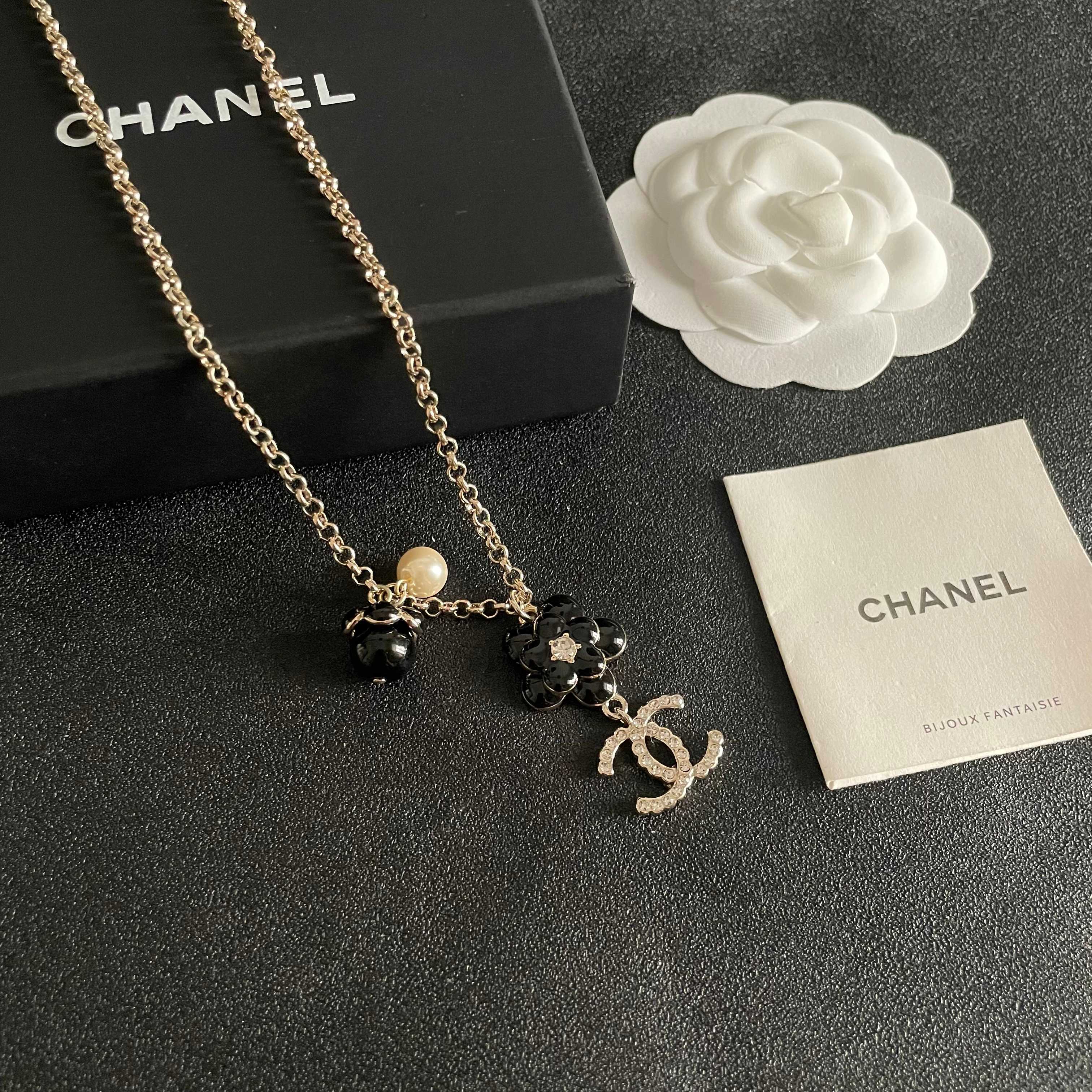 CHANEL 26S DOUBLE C LOGO BLACK FLOWER & PEARL CHARM PENDANT NECKLACE WITH CRYSTAL DETAIL IN GOLD METAL 631012