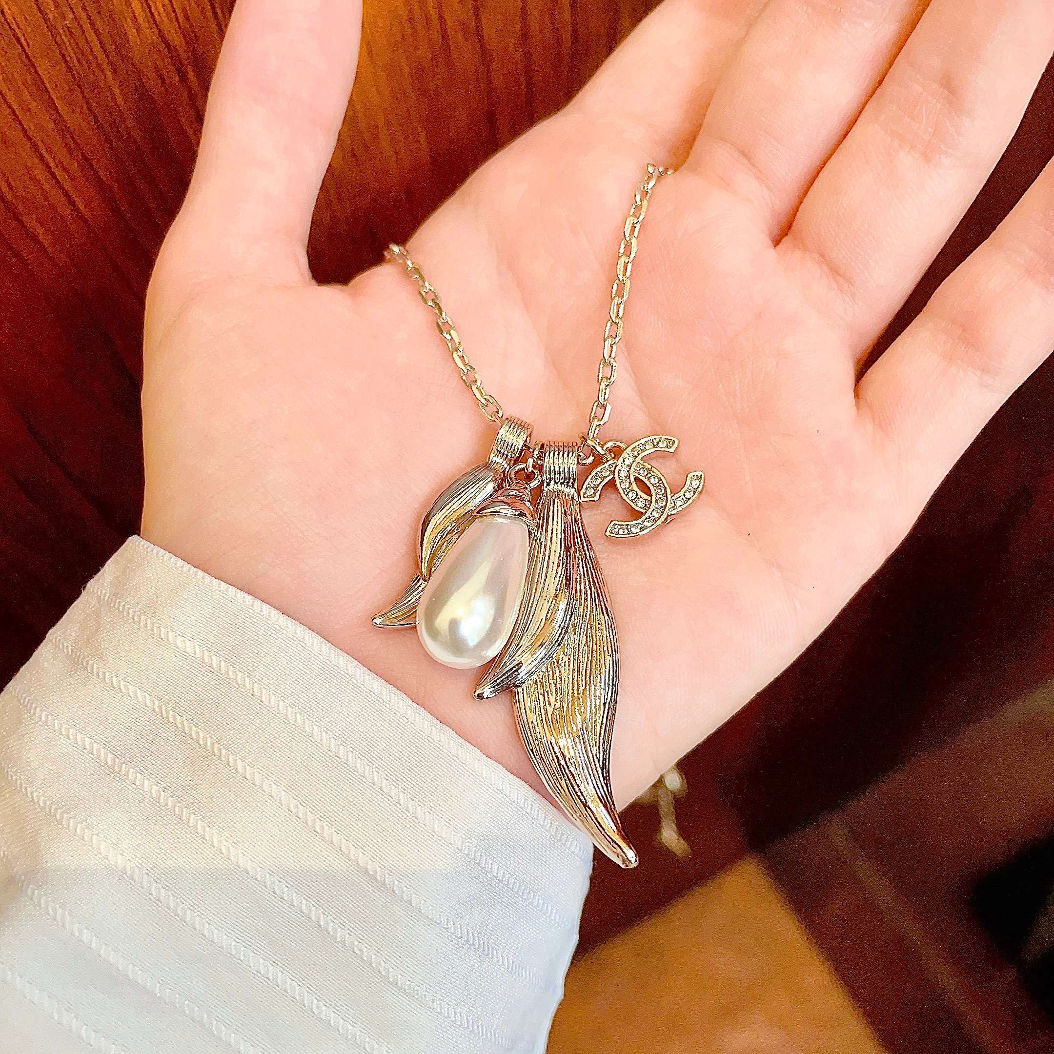 CHANEL 26S DOUBLE C LOGO LEAF & PEARL DROP PENDANT NECKLACE WITH CRYSTAL DETAIL IN GOLD METAL 631013