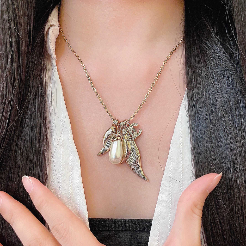 CHANEL 26S DOUBLE C LOGO LEAF & PEARL DROP PENDANT NECKLACE WITH CRYSTAL DETAIL IN GOLD METAL 631013