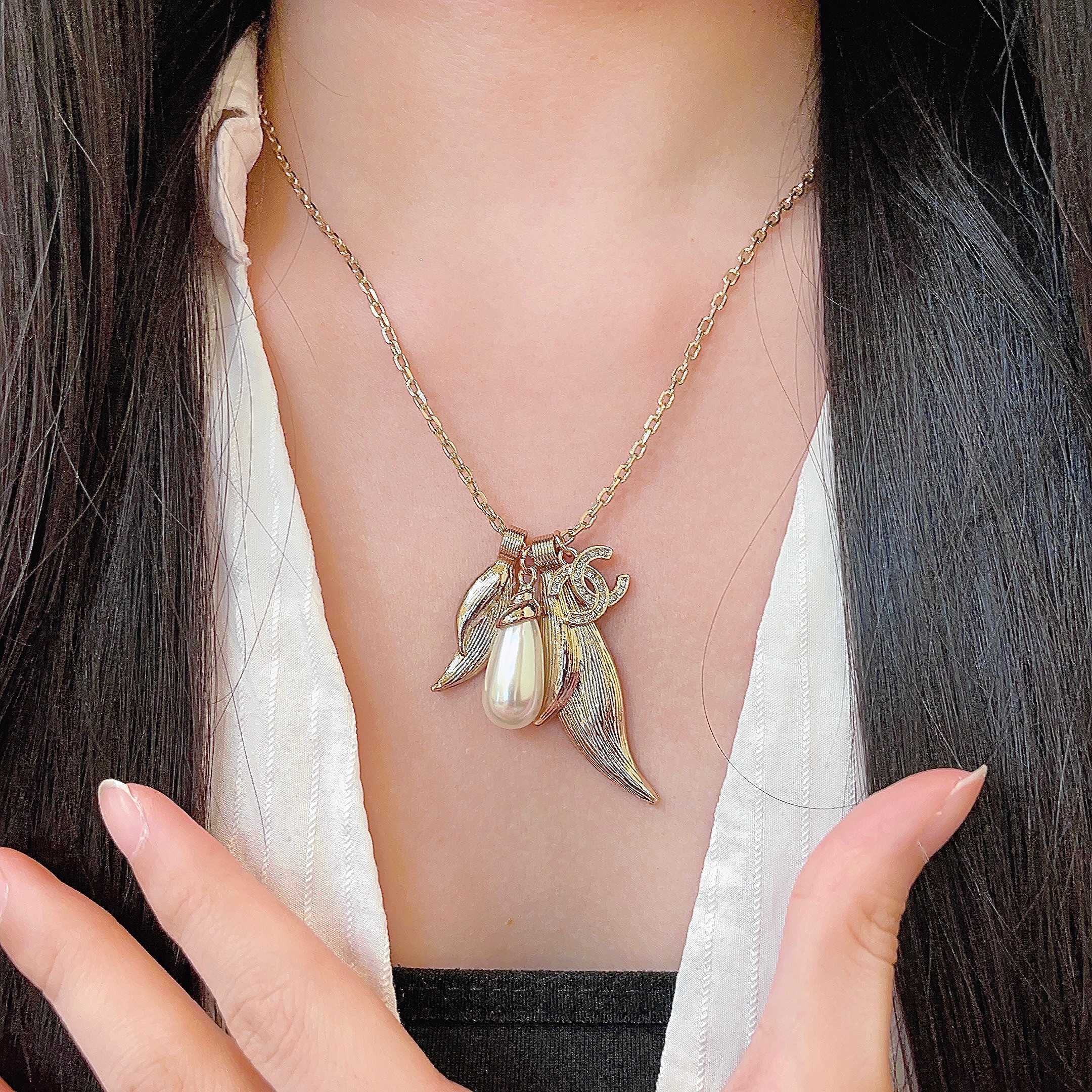 CHANEL 26S DOUBLE C LOGO LEAF & PEARL DROP PENDANT NECKLACE WITH CRYSTAL DETAIL IN GOLD METAL 631013
