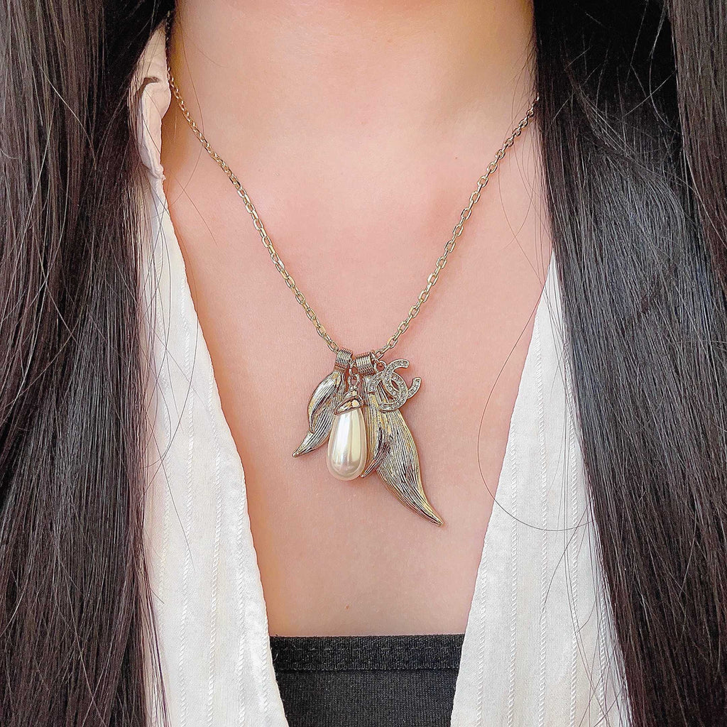 CHANEL 26S DOUBLE C LOGO LEAF & PEARL DROP PENDANT NECKLACE WITH CRYSTAL DETAIL IN GOLD METAL 631013