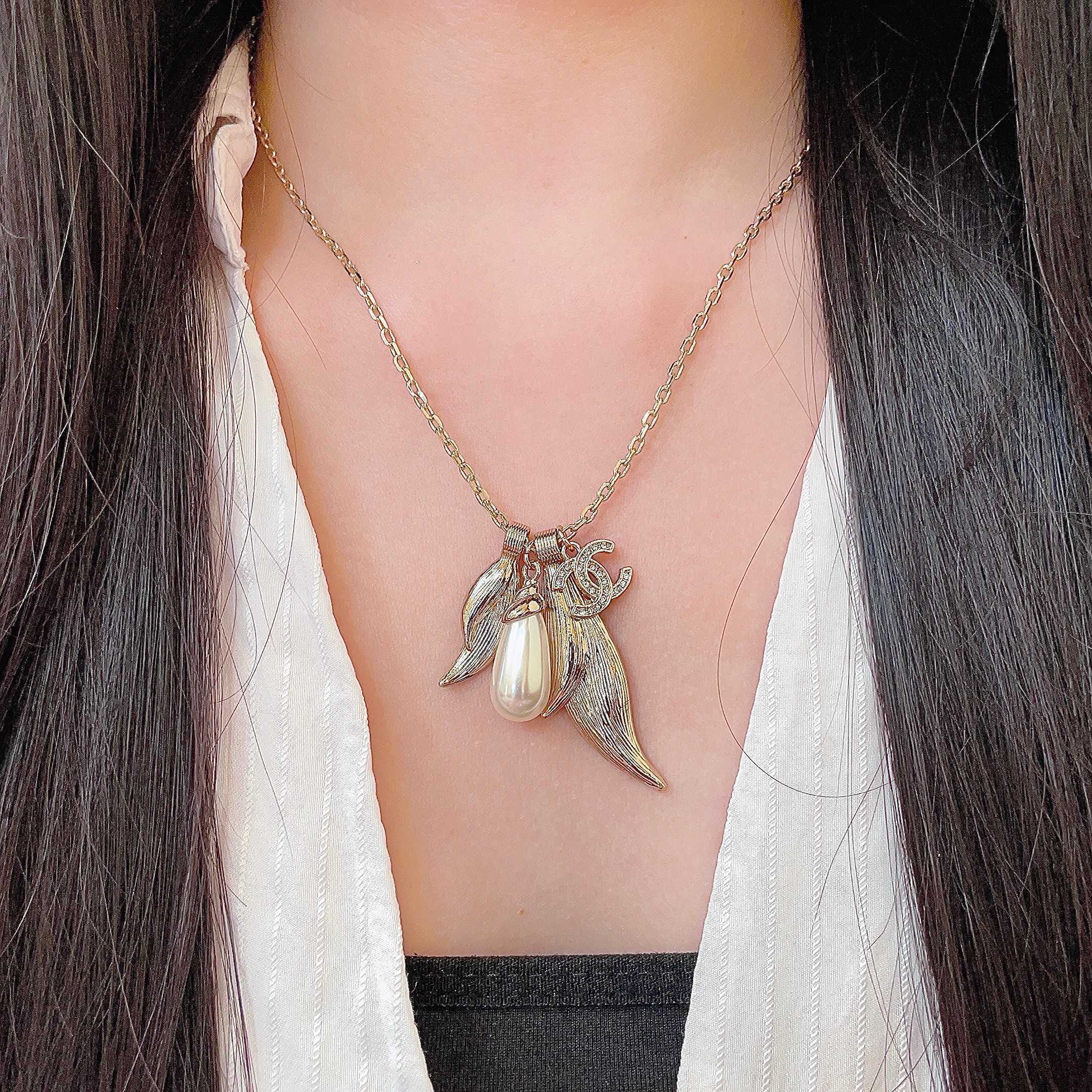 CHANEL 26S DOUBLE C LOGO LEAF & PEARL DROP PENDANT NECKLACE WITH CRYSTAL DETAIL IN GOLD METAL 631013