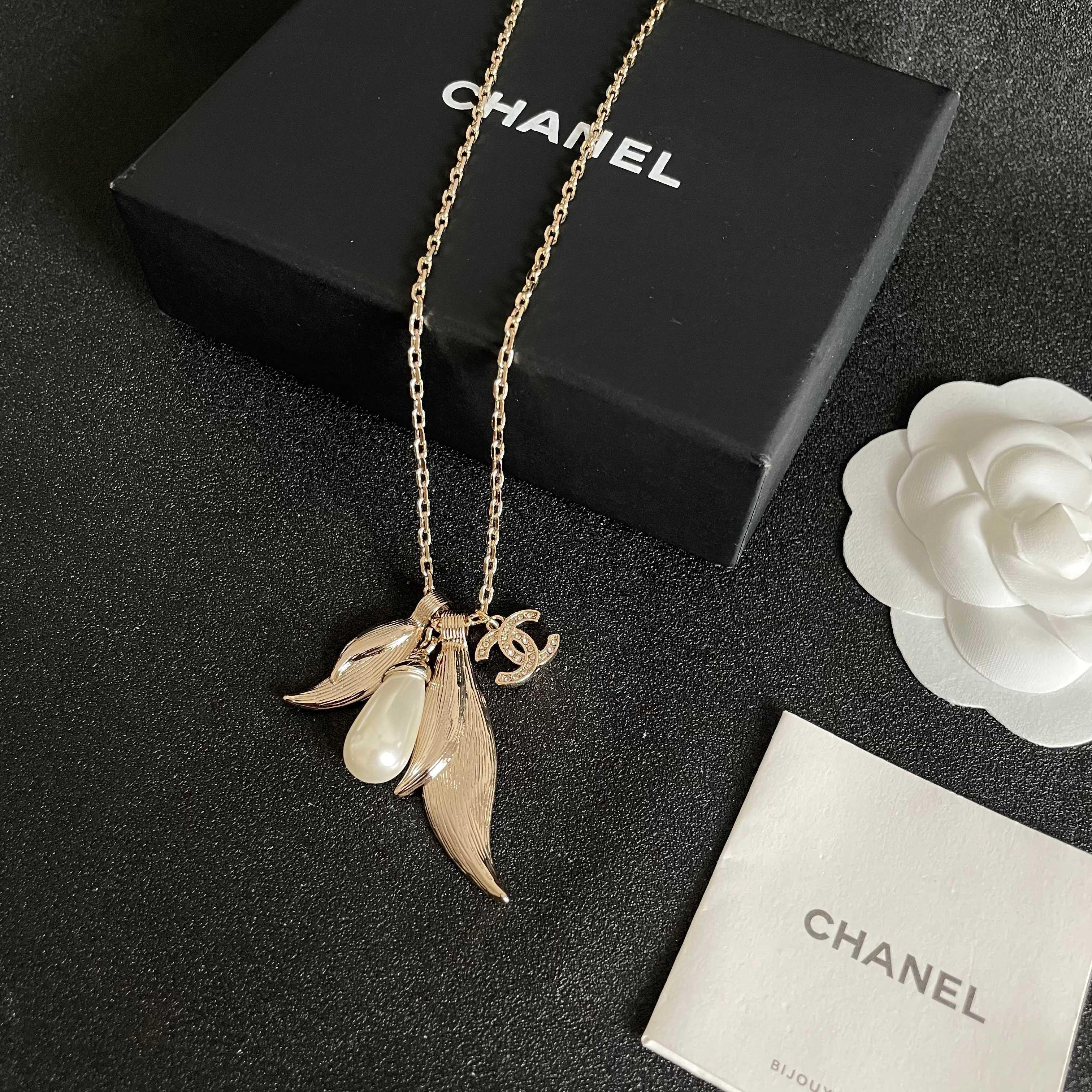 CHANEL 26S DOUBLE C LOGO LEAF & PEARL DROP PENDANT NECKLACE WITH CRYSTAL DETAIL IN GOLD METAL 631013