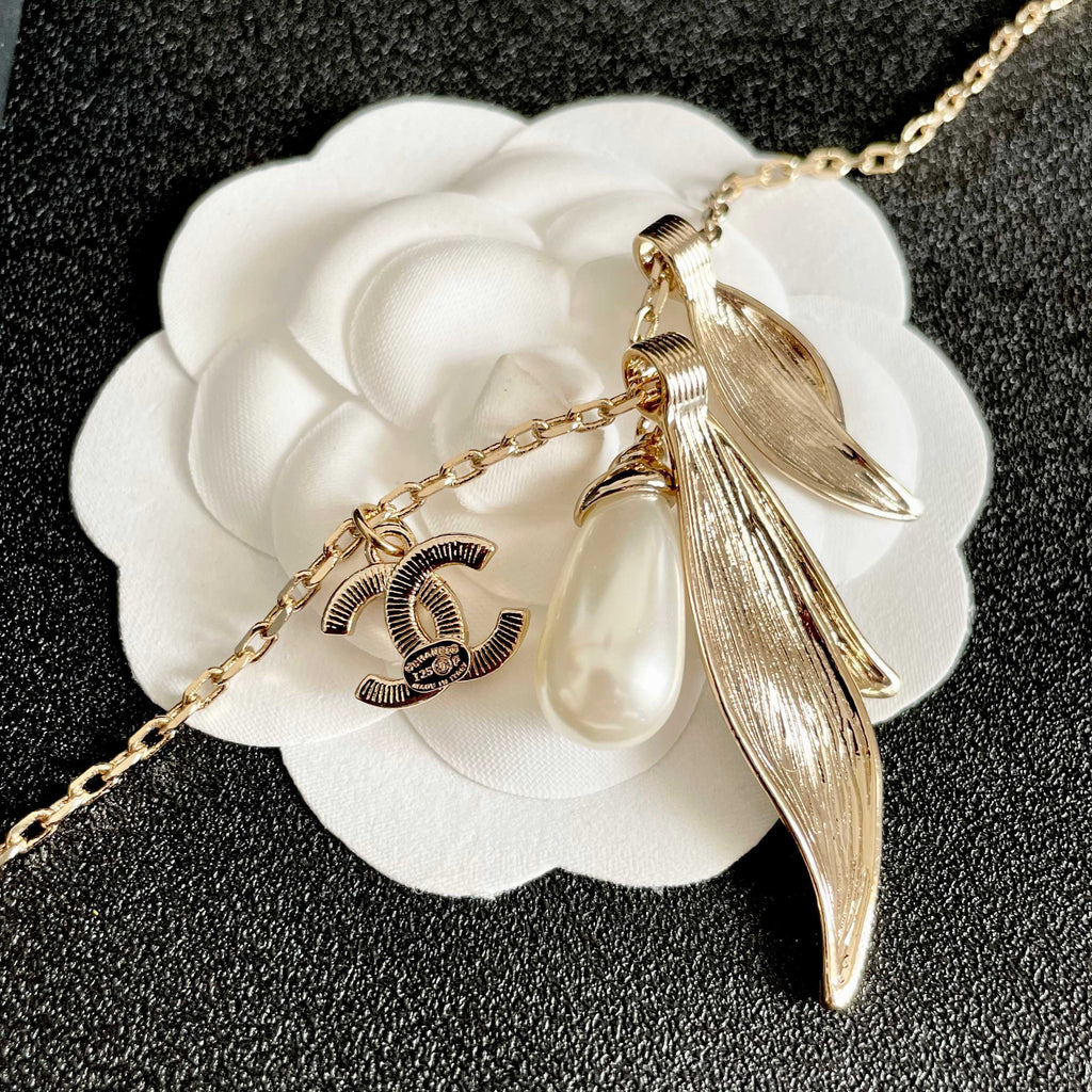 CHANEL 26S DOUBLE C LOGO LEAF & PEARL DROP PENDANT NECKLACE WITH CRYSTAL DETAIL IN GOLD METAL 631013