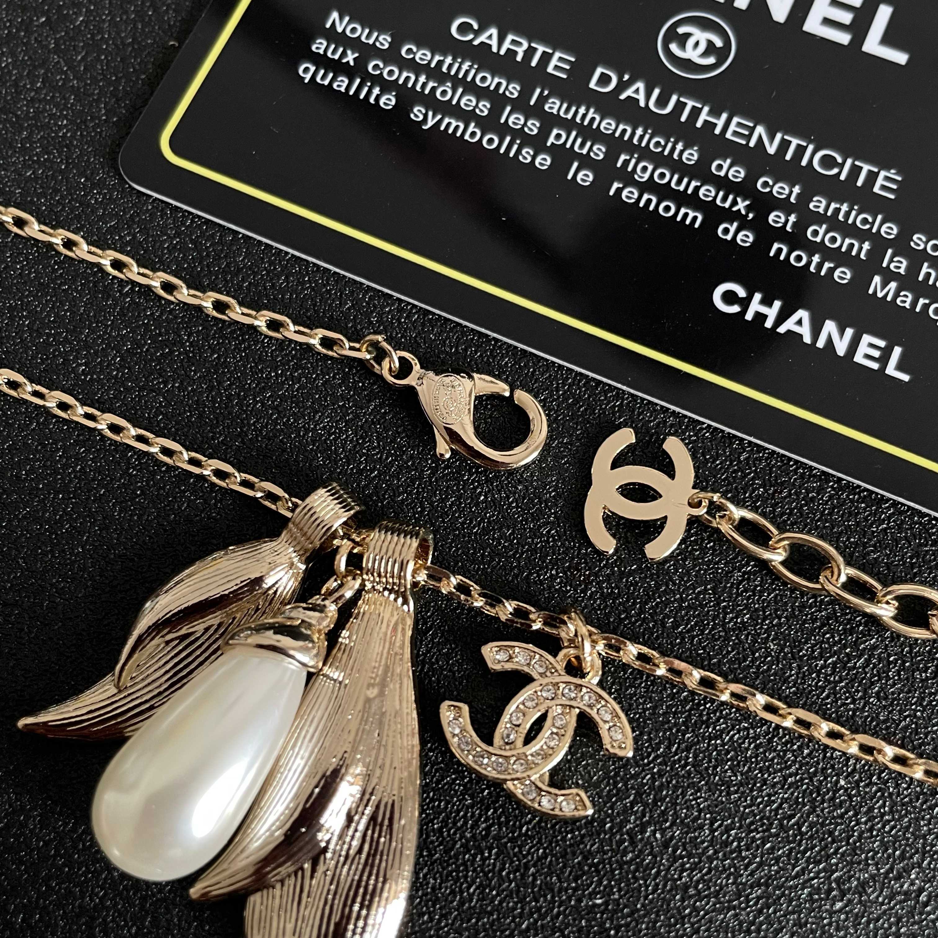 CHANEL 26S DOUBLE C LOGO LEAF & PEARL DROP PENDANT NECKLACE WITH CRYSTAL DETAIL IN GOLD METAL 631013