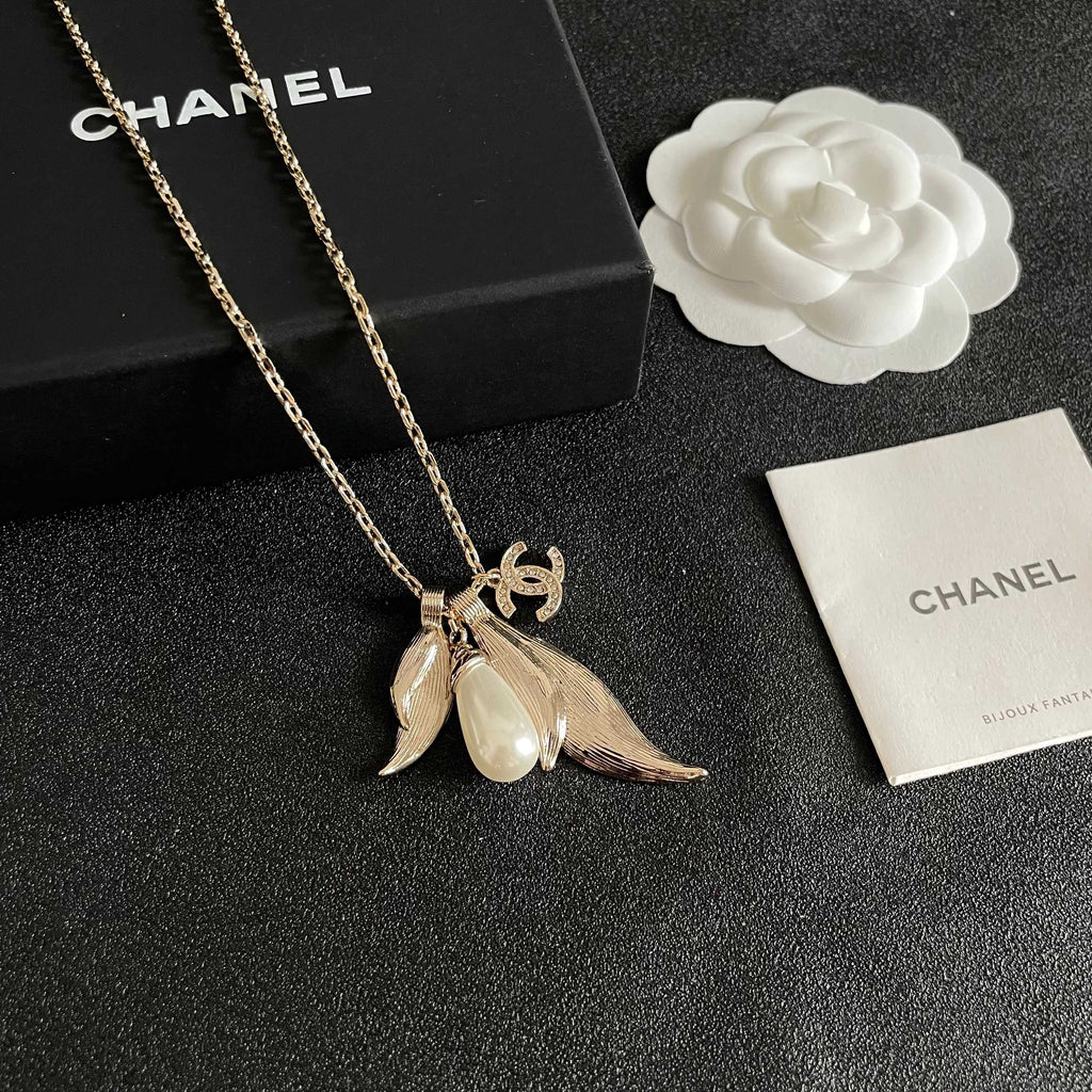 CHANEL 26S DOUBLE C LOGO LEAF & PEARL DROP PENDANT NECKLACE WITH CRYSTAL DETAIL IN GOLD METAL 631013
