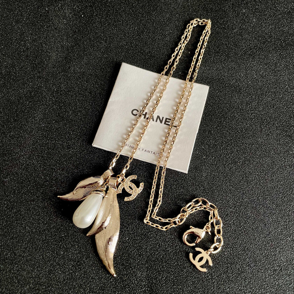 CHANEL 26S DOUBLE C LOGO LEAF & PEARL DROP PENDANT NECKLACE WITH CRYSTAL DETAIL IN GOLD METAL 631013
