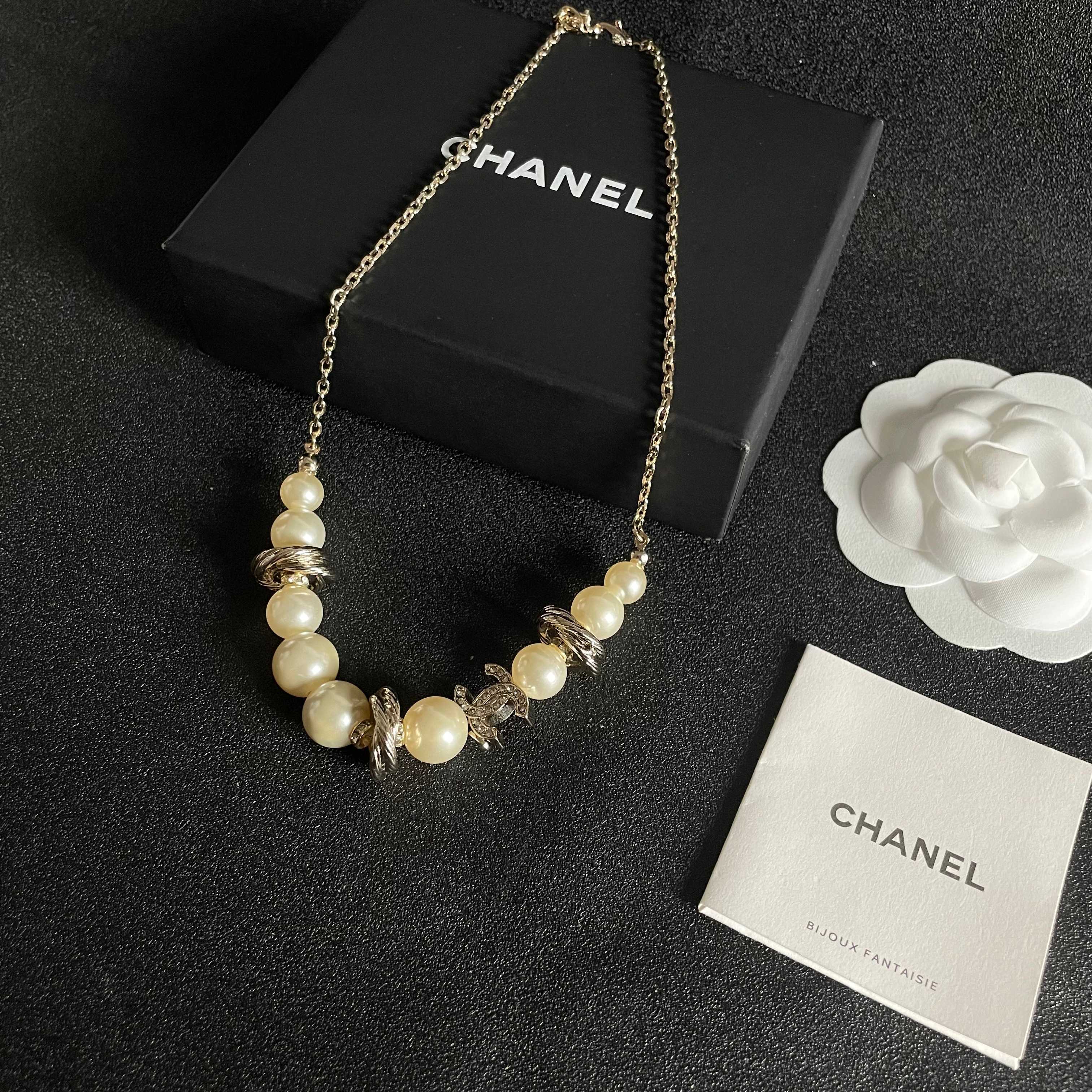 CHANEL 26S DOUBLE C LOGO PEARL BEADED BRACELET WITH CRYSTAL DETAIL IN GOLD METAL 631014