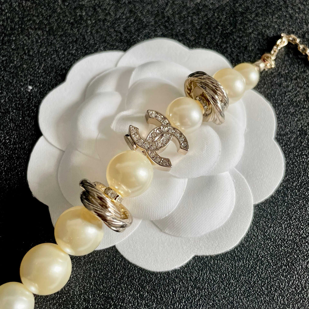 CHANEL 26S DOUBLE C LOGO PEARL BEADED BRACELET WITH CRYSTAL DETAIL IN GOLD METAL 631014