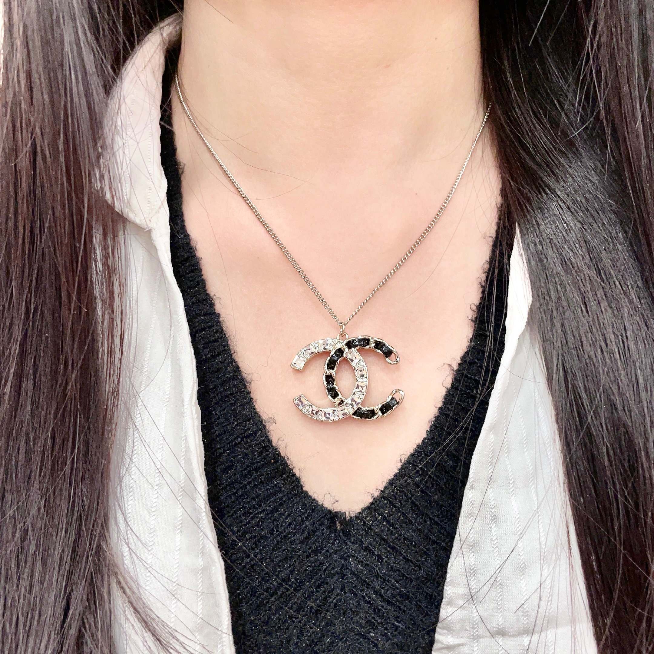 CHANEL 26S DOUBLE C LOGO CRYSTAL & BLACK ENAMEL CHAIN PENDANT NECKLACE IN SILVER METAL 631017