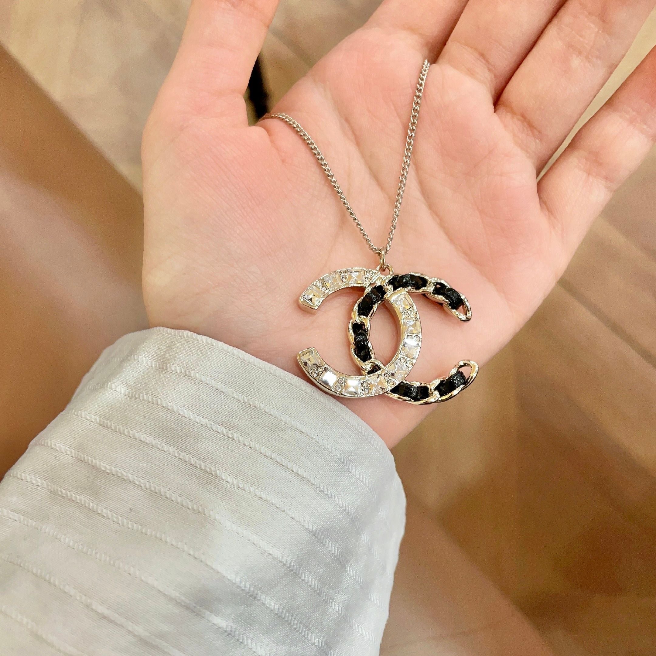 CHANEL 26S DOUBLE C LOGO CRYSTAL & BLACK ENAMEL CHAIN PENDANT NECKLACE IN SILVER METAL 631017