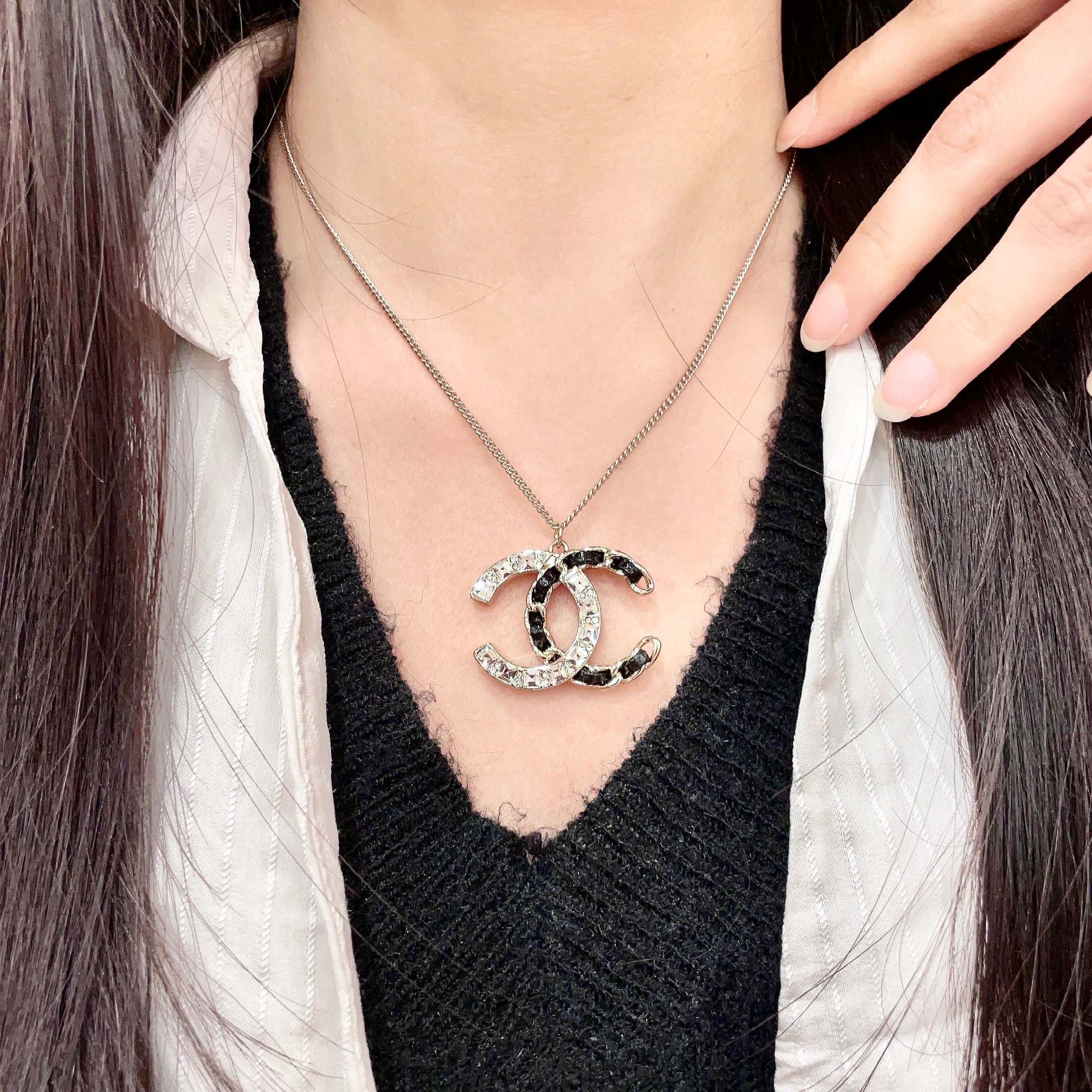 CHANEL 26S DOUBLE C LOGO CRYSTAL & BLACK ENAMEL CHAIN PENDANT NECKLACE IN SILVER METAL 631017