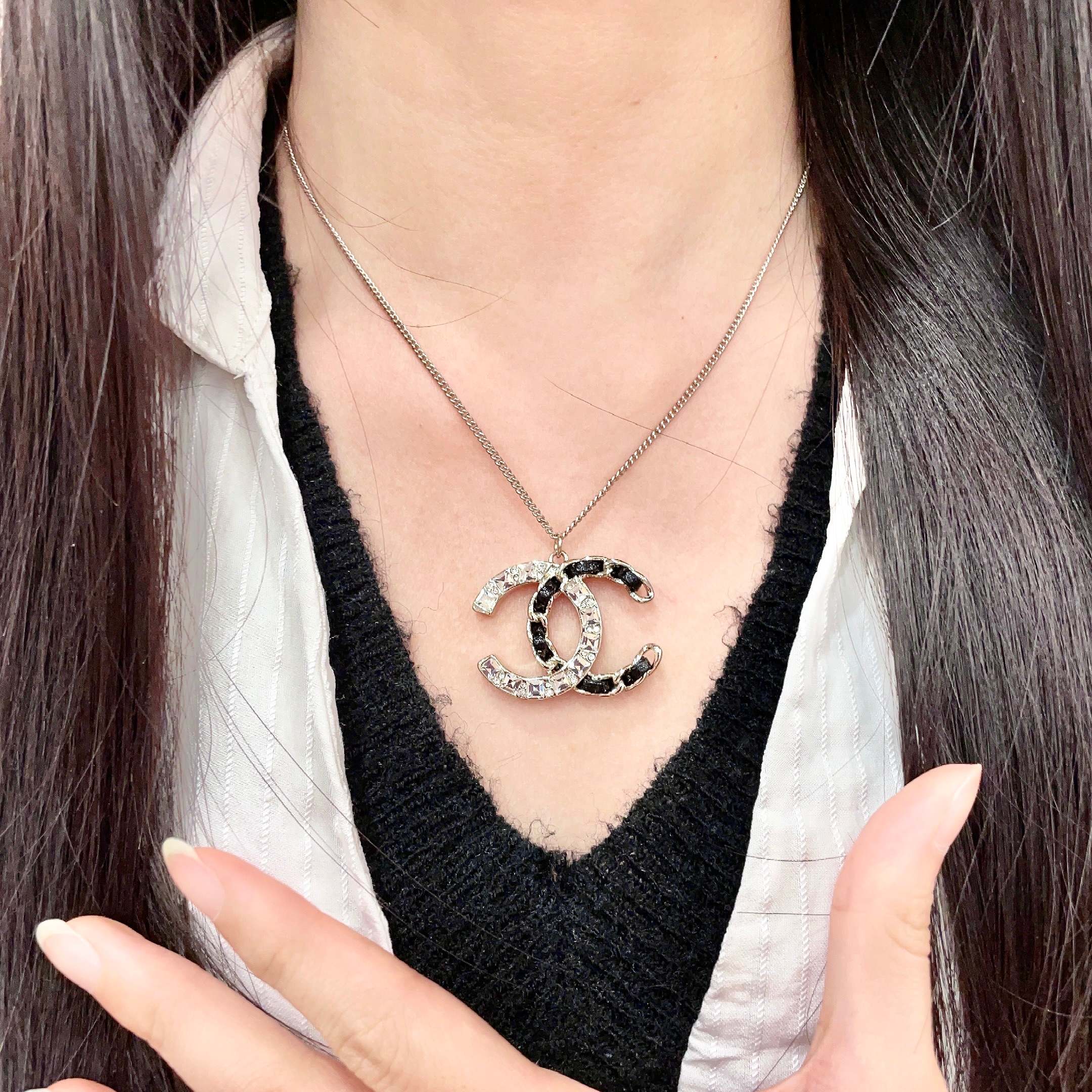CHANEL 26S DOUBLE C LOGO CRYSTAL & BLACK ENAMEL CHAIN PENDANT NECKLACE IN SILVER METAL 631017