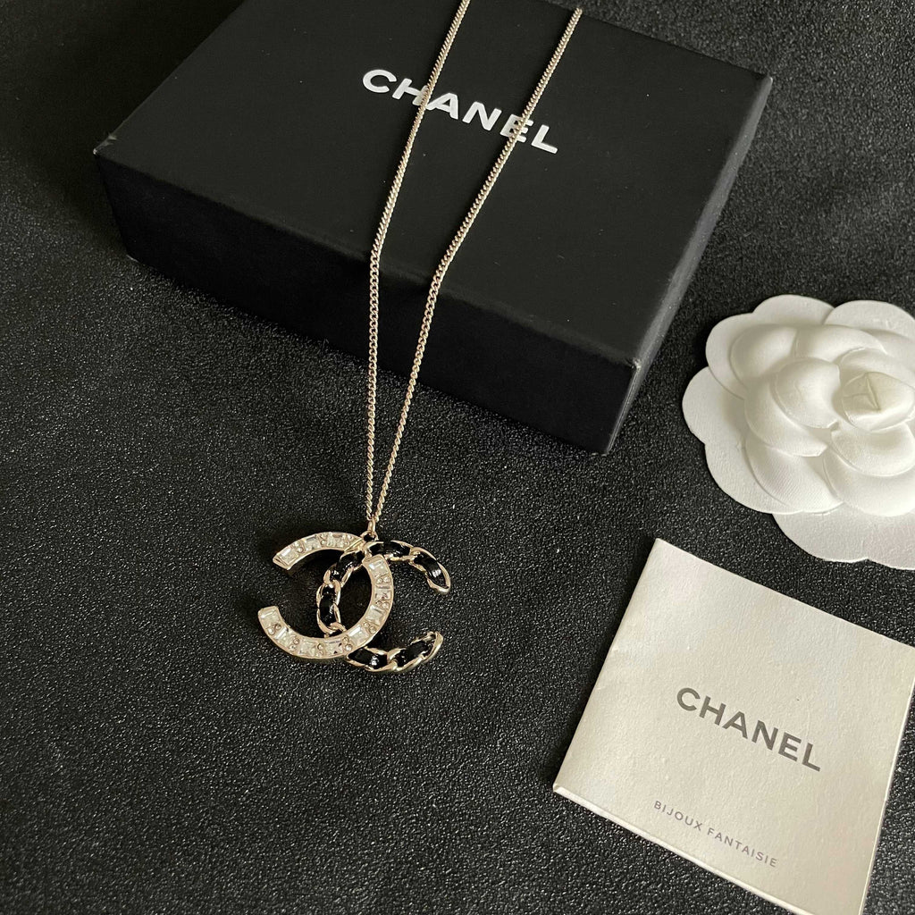 CHANEL 26S DOUBLE C LOGO CRYSTAL & BLACK ENAMEL CHAIN PENDANT NECKLACE IN SILVER METAL 631017