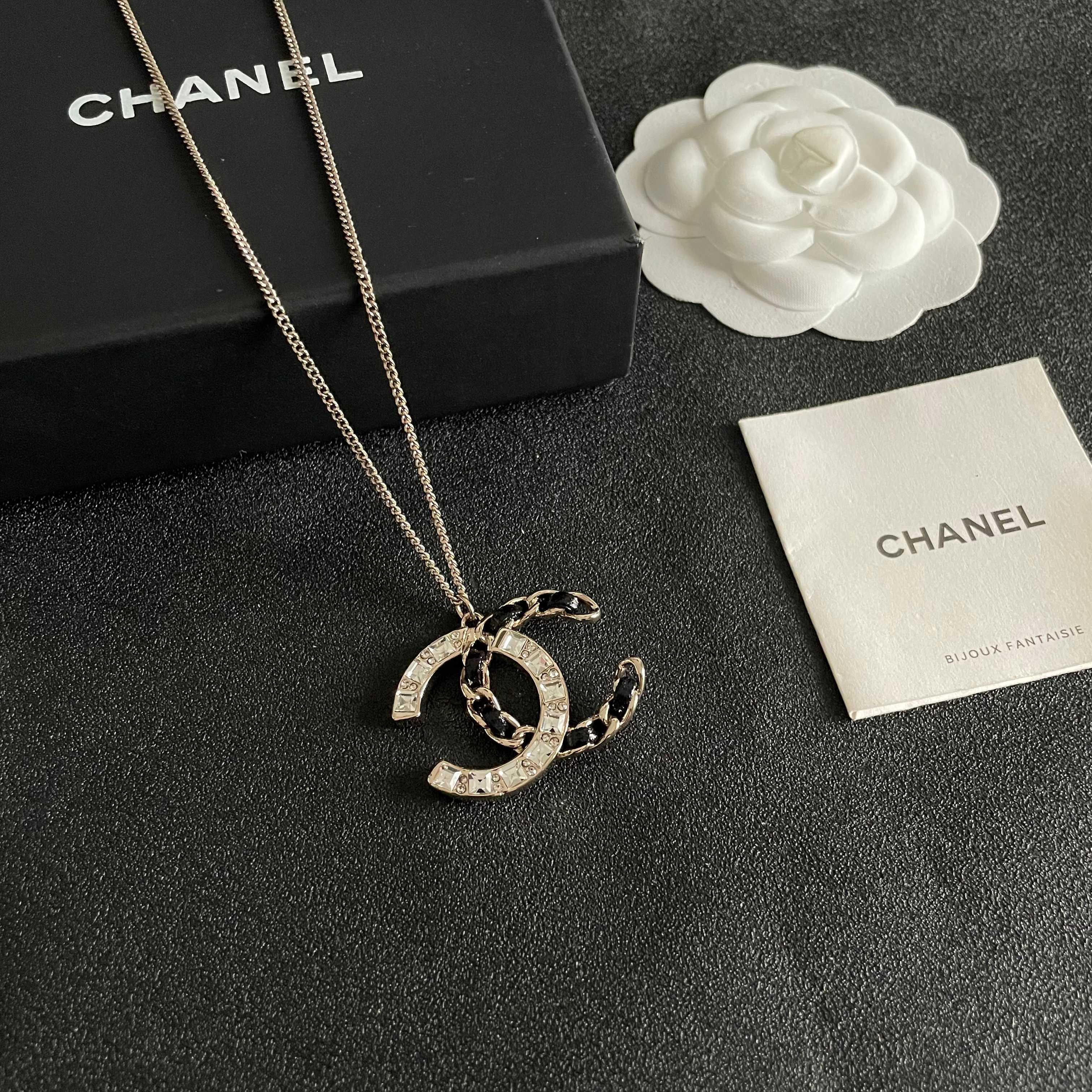 CHANEL 26S DOUBLE C LOGO CRYSTAL & BLACK ENAMEL CHAIN PENDANT NECKLACE IN SILVER METAL 631017
