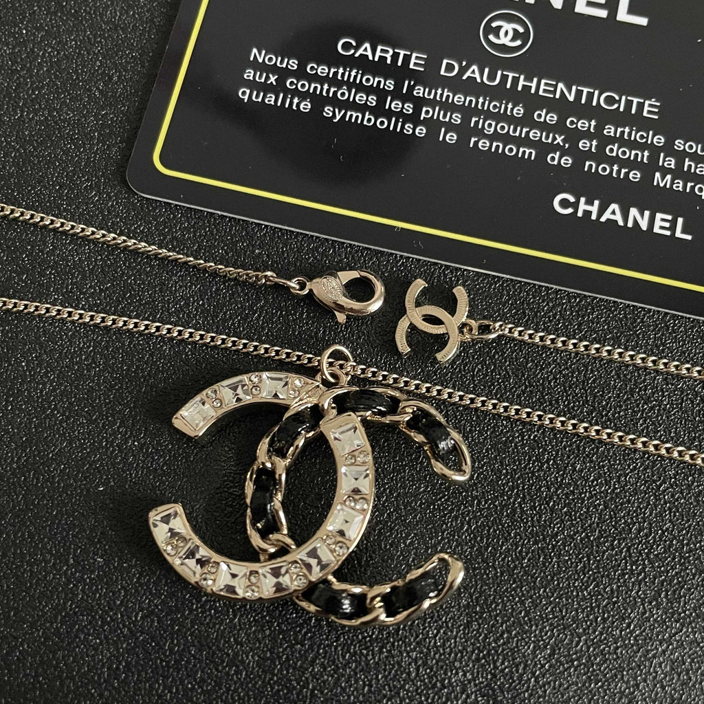 CHANEL 26S DOUBLE C LOGO CRYSTAL & BLACK ENAMEL CHAIN PENDANT NECKLACE IN SILVER METAL 631017