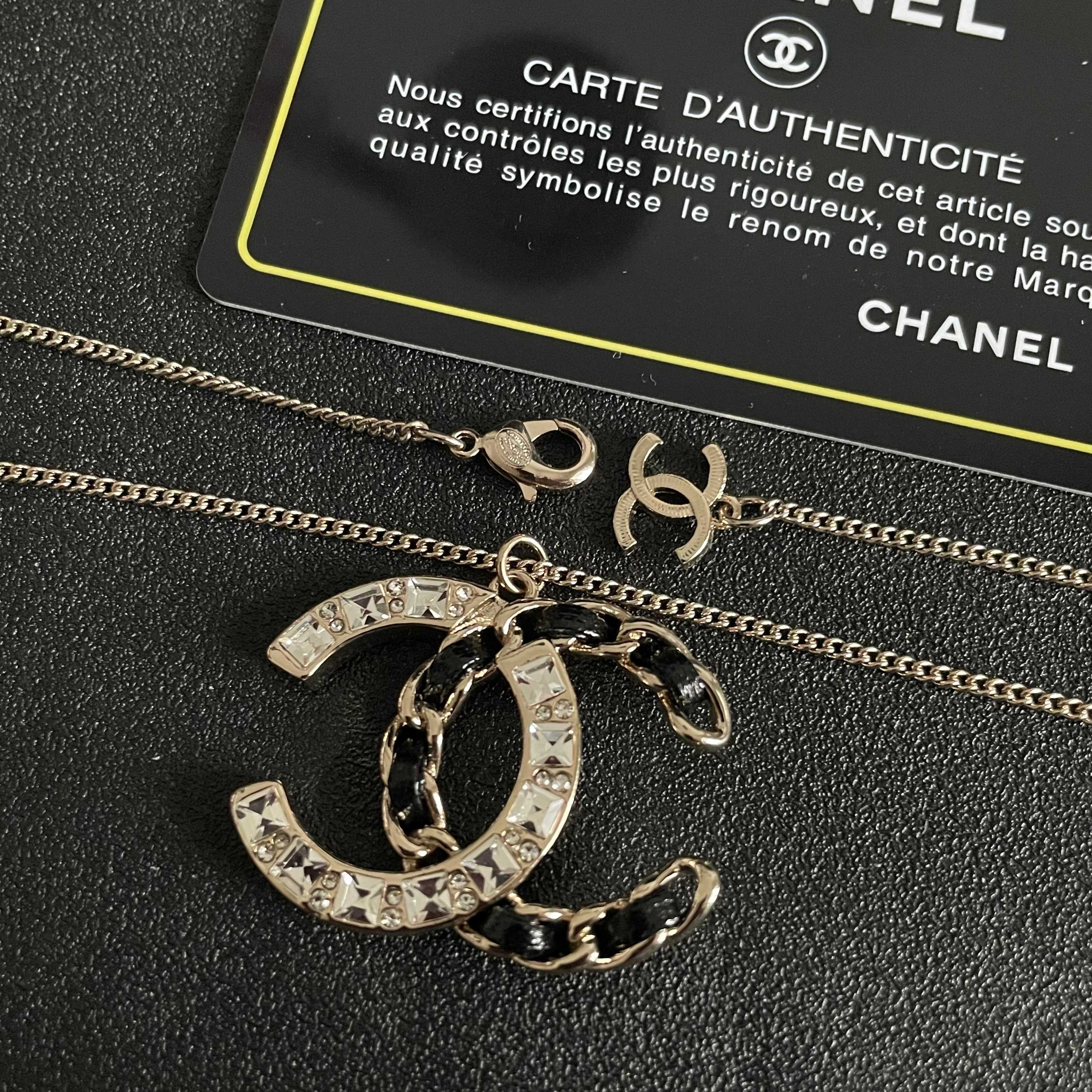 CHANEL 26S DOUBLE C LOGO CRYSTAL & BLACK ENAMEL CHAIN PENDANT NECKLACE IN SILVER METAL 631017