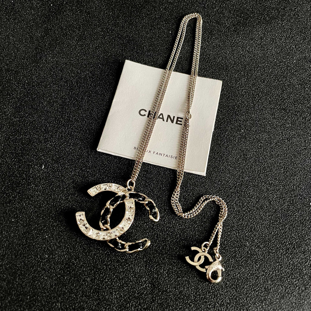 CHANEL 26S DOUBLE C LOGO CRYSTAL & BLACK ENAMEL CHAIN PENDANT NECKLACE IN SILVER METAL 631017
