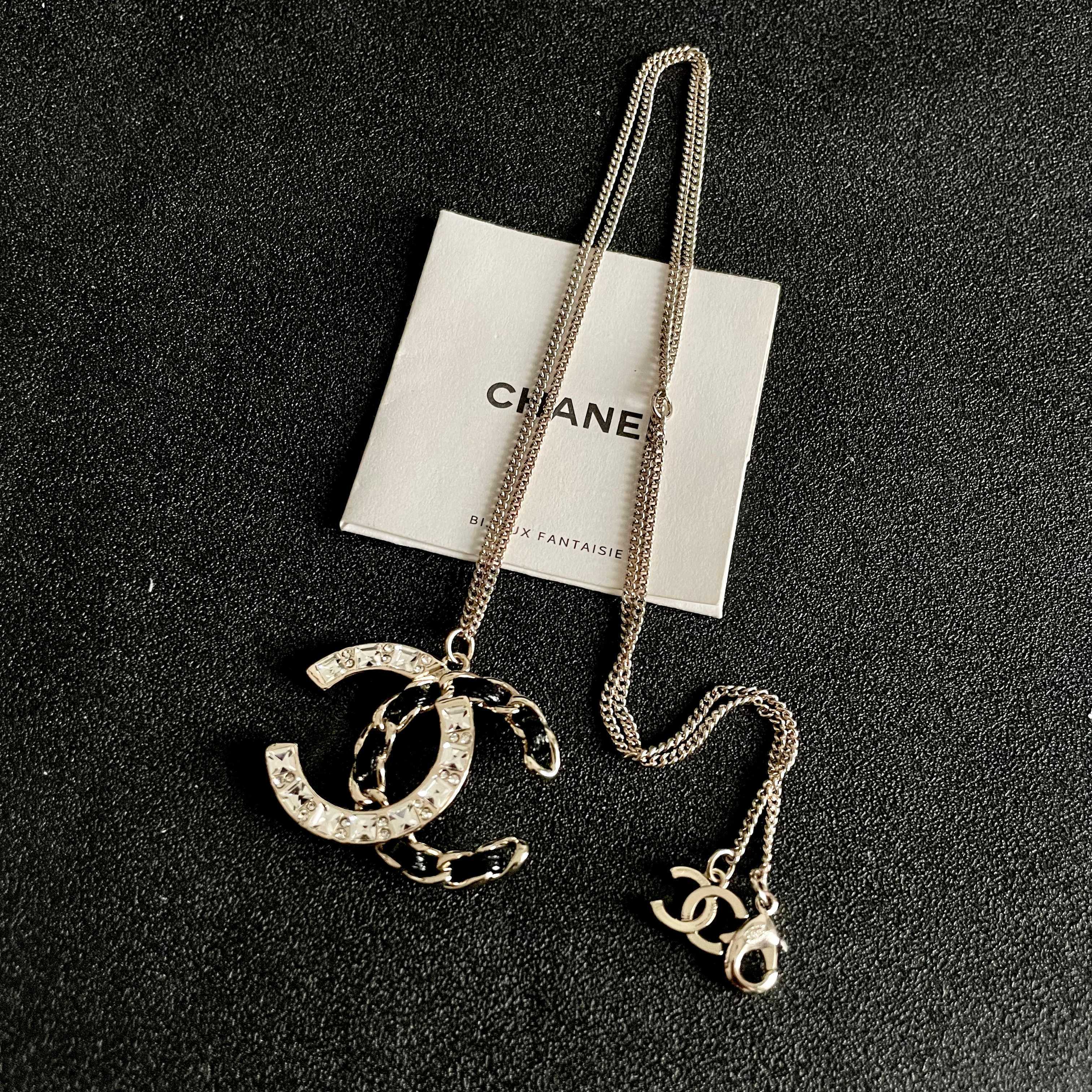 CHANEL 26S DOUBLE C LOGO CRYSTAL & BLACK ENAMEL CHAIN PENDANT NECKLACE IN SILVER METAL 631017