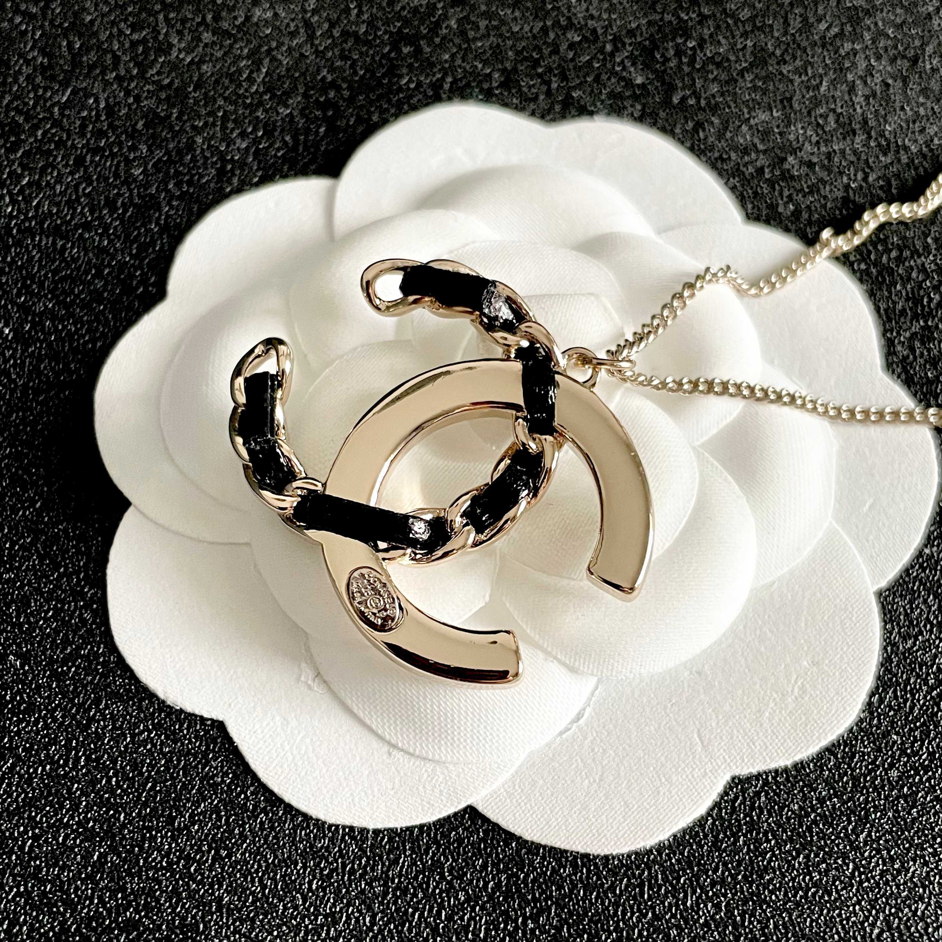 CHANEL 26S DOUBLE C LOGO CRYSTAL & BLACK ENAMEL CHAIN PENDANT NECKLACE IN SILVER METAL 631017