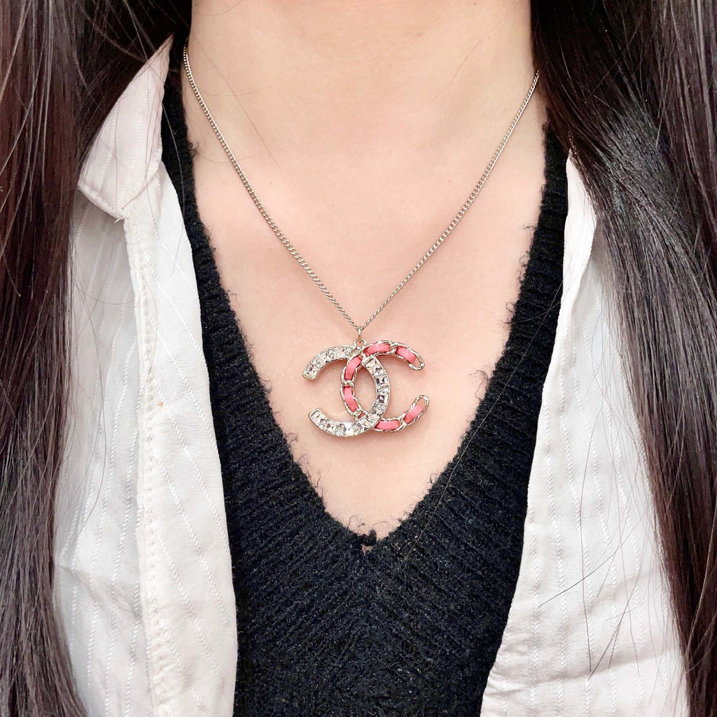 CHANEL 26S DOUBLE C LOGO CRYSTAL & PINK ENAMEL CHAIN PENDANT NECKLACE IN GOLD METAL 631018