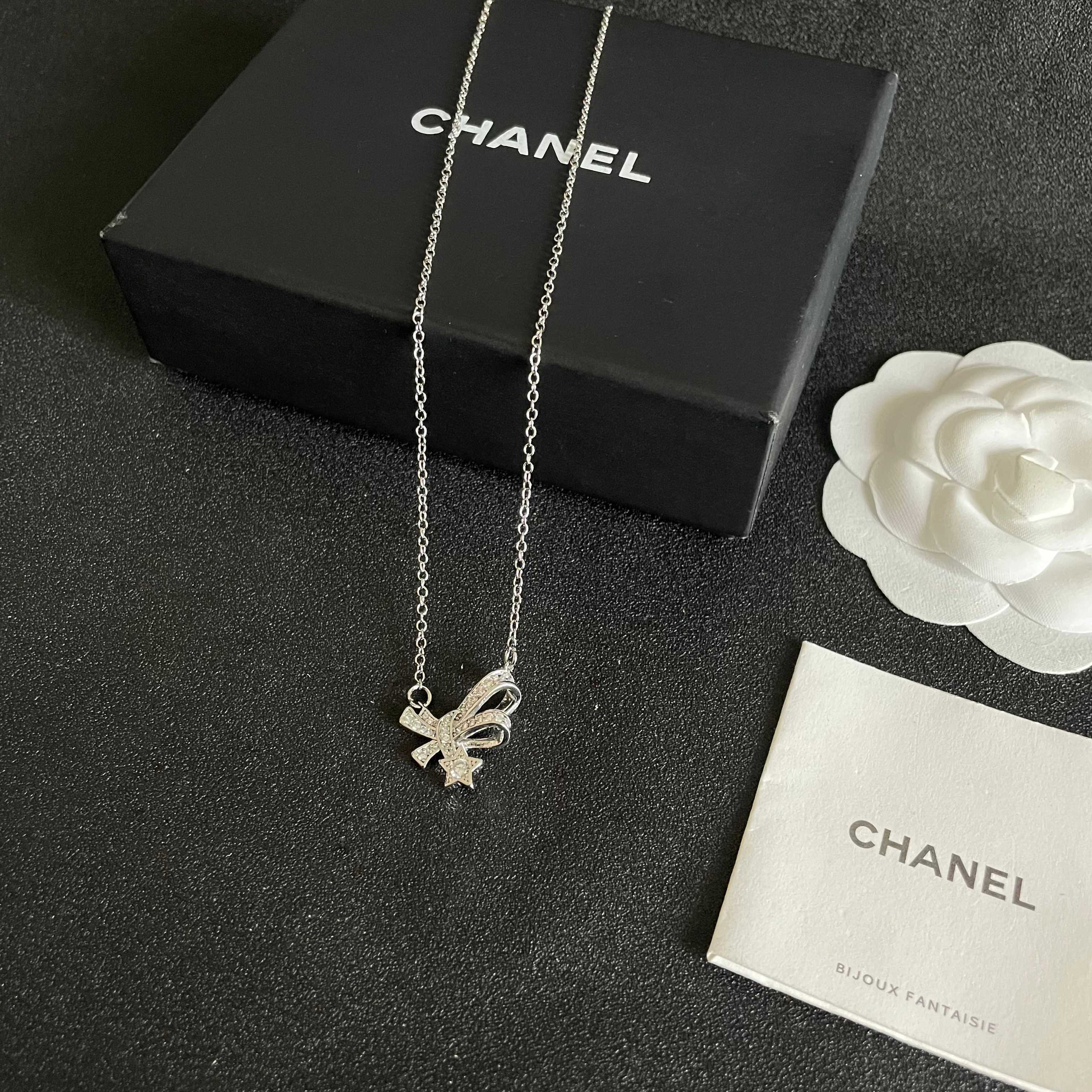 CHANEL 26S DOUBLE C LOGO CRYSTAL BOW & STAR PENDANT NECKLACE IN SILVER METAL 631019