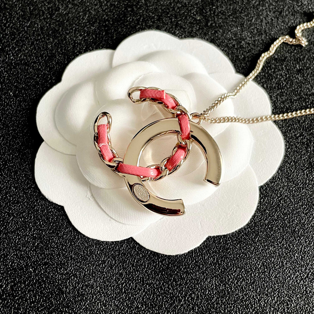 CHANEL 26S DOUBLE C LOGO CRYSTAL & PINK ENAMEL CHAIN PENDANT NECKLACE IN GOLD METAL 631018