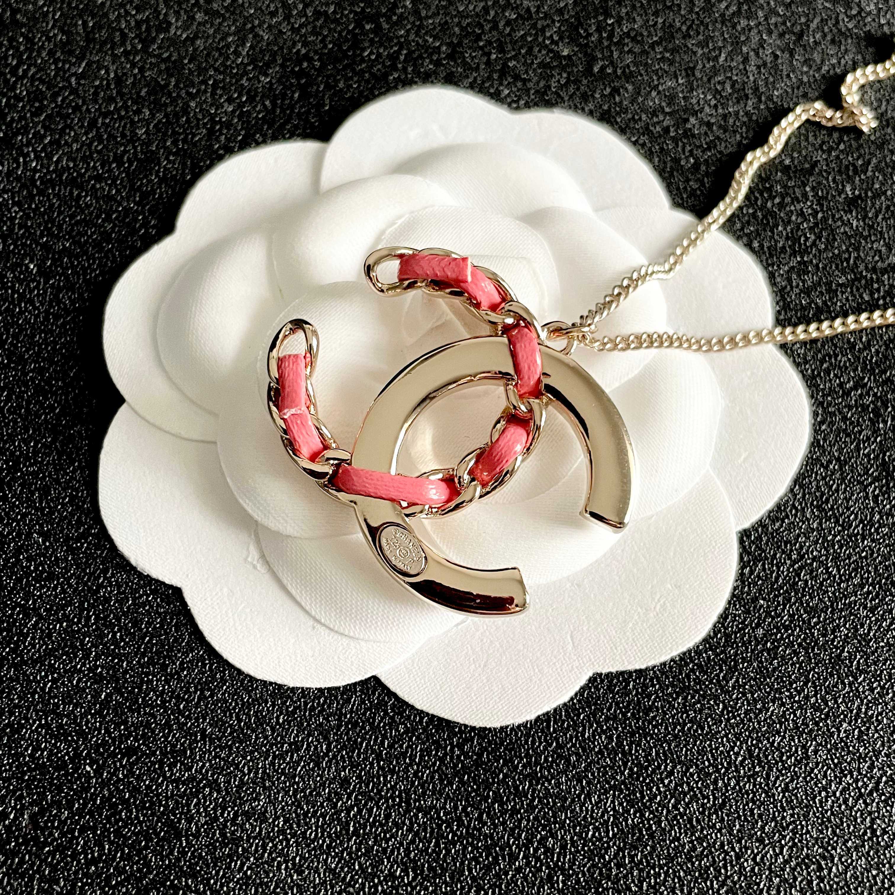 CHANEL 26S DOUBLE C LOGO CRYSTAL & PINK ENAMEL CHAIN PENDANT NECKLACE IN GOLD METAL 631018