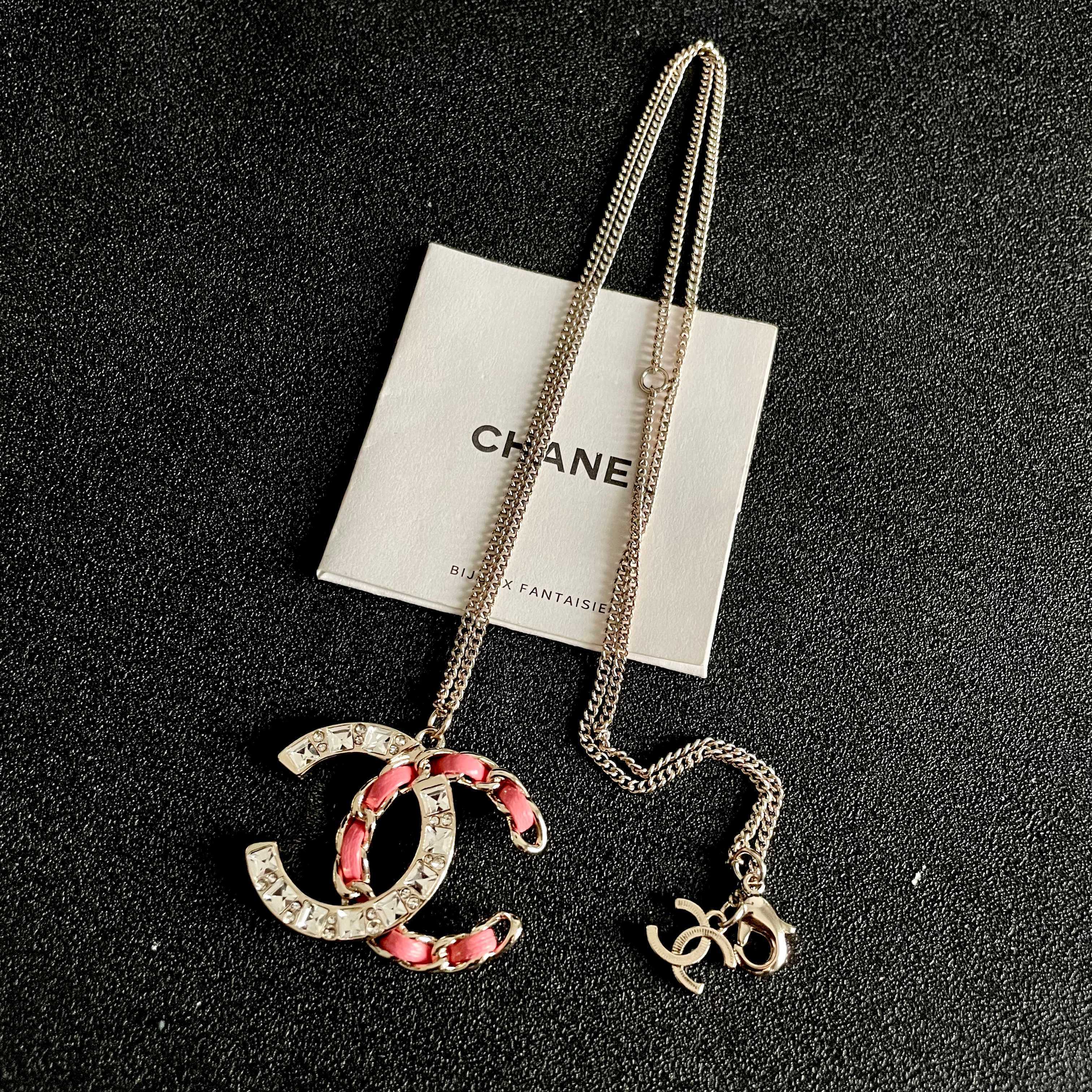 CHANEL 26S DOUBLE C LOGO CRYSTAL & PINK ENAMEL CHAIN PENDANT NECKLACE IN GOLD METAL 631018