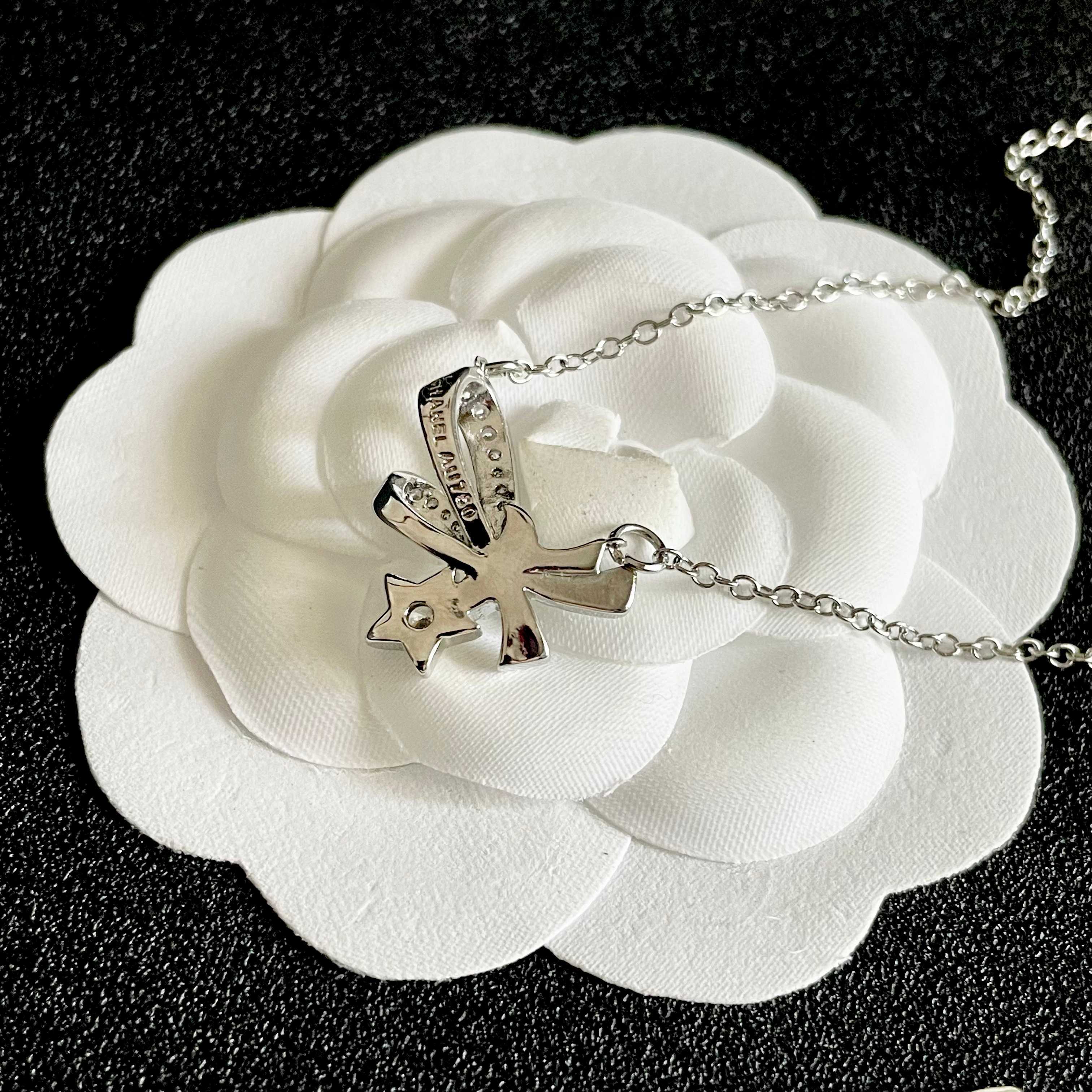 CHANEL 26S DOUBLE C LOGO CRYSTAL BOW & STAR PENDANT NECKLACE IN SILVER METAL 631019