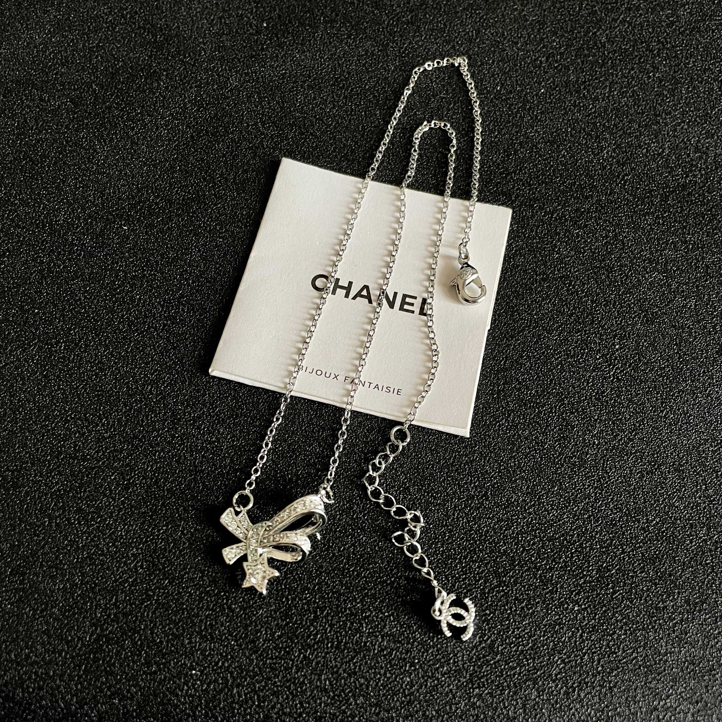 CHANEL 26S DOUBLE C LOGO CRYSTAL BOW & STAR PENDANT NECKLACE IN SILVER METAL 631019