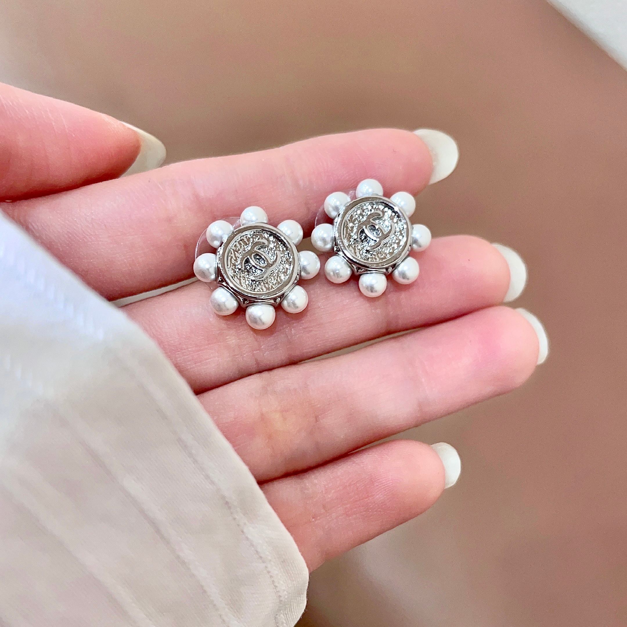 CHANEL 26S DOUBLE C LOGO PEARL TRIM ROUND STUD EARRINGS IN SILVER METAL 631020
