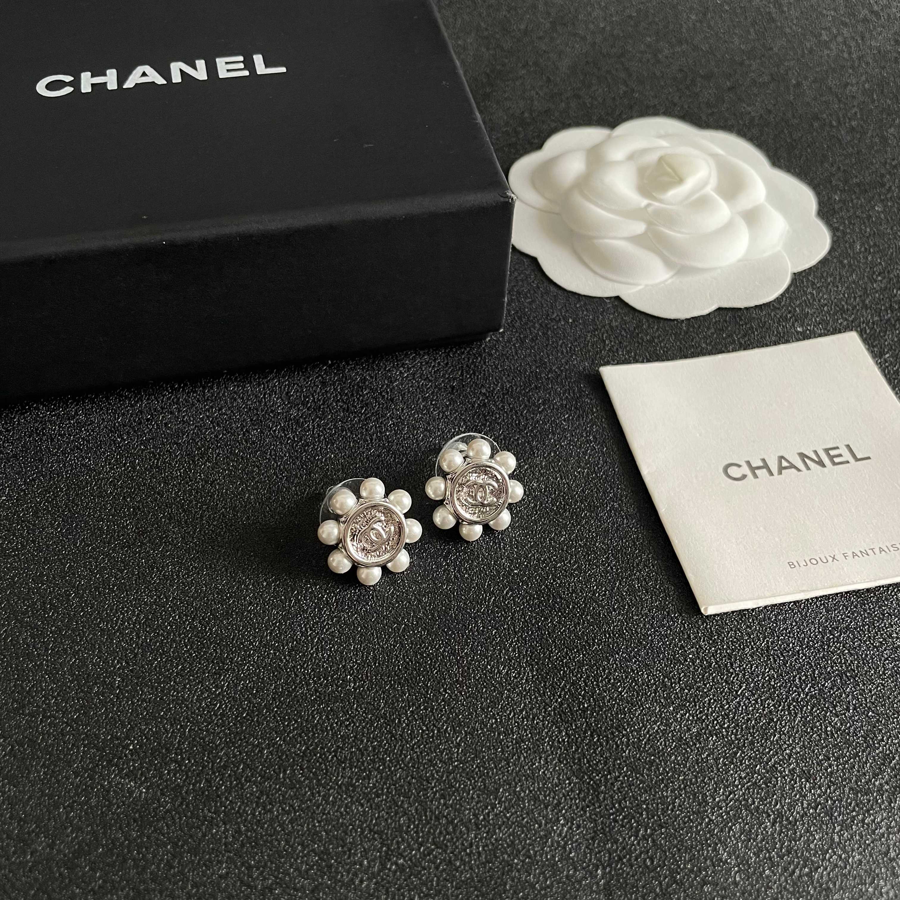CHANEL 26S DOUBLE C LOGO PEARL TRIM ROUND STUD EARRINGS IN SILVER METAL 631020