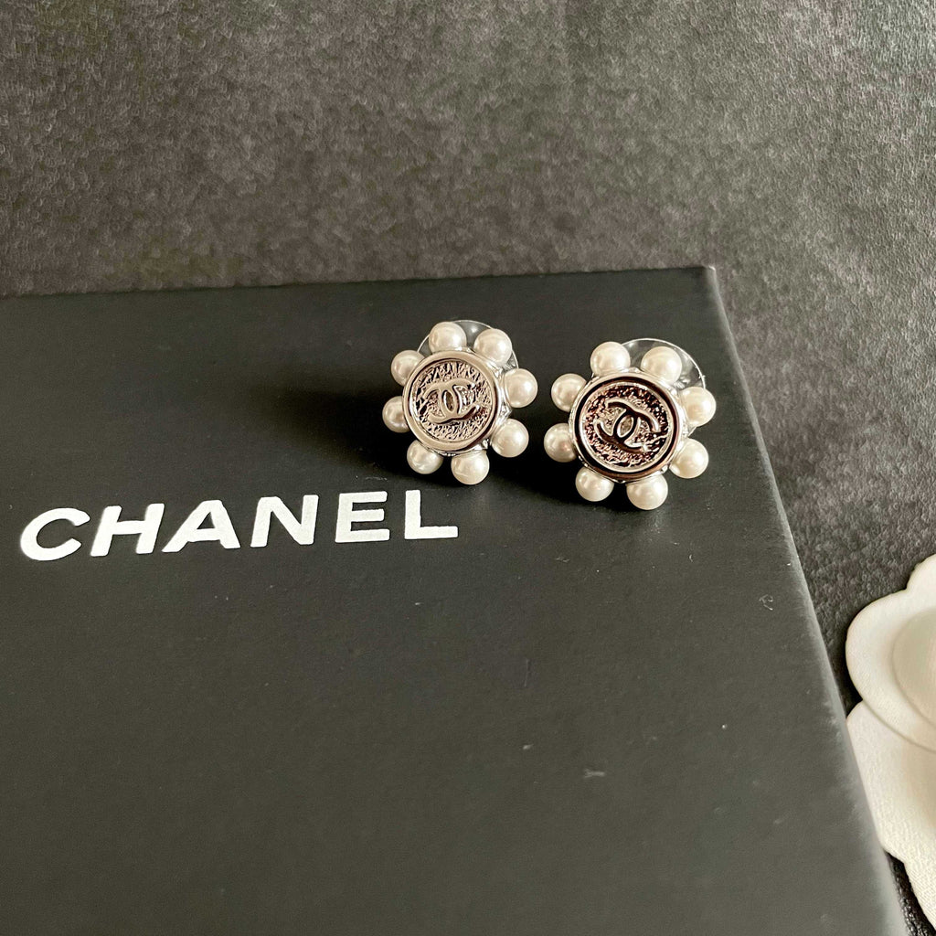 CHANEL 26S DOUBLE C LOGO PEARL TRIM ROUND STUD EARRINGS IN SILVER METAL 631020
