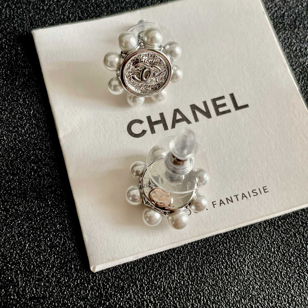 CHANEL 26S DOUBLE C LOGO PEARL TRIM ROUND STUD EARRINGS IN SILVER METAL 631020